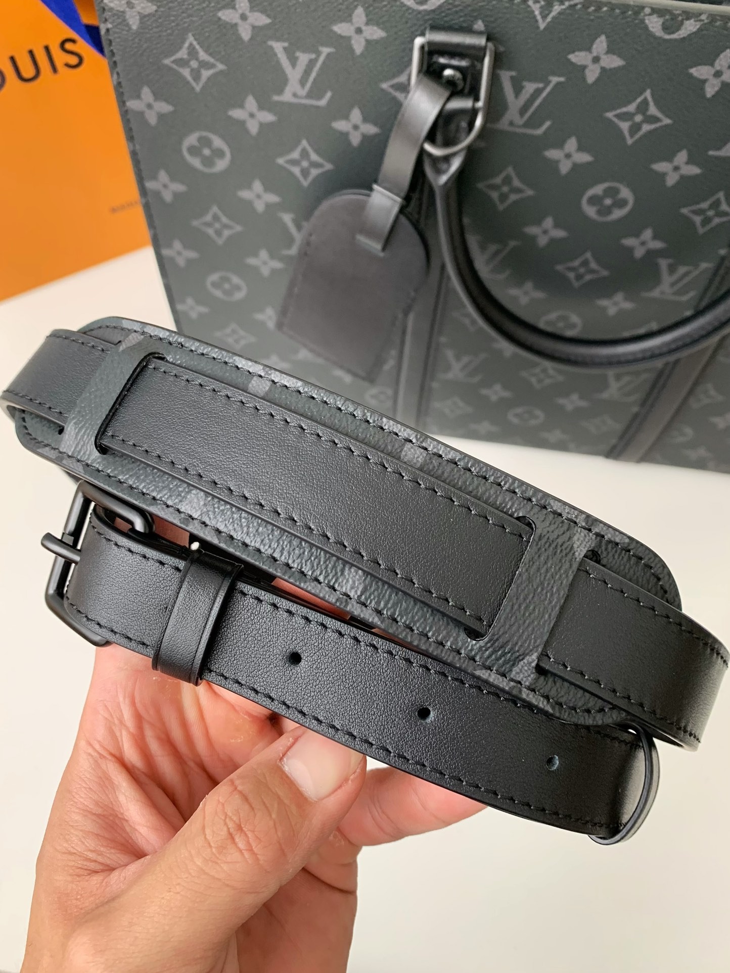 L X V's new Sac Plat Horizontal Zippé men's black flower briefcase M45165 Size: 31*39*8.5cm detail 10