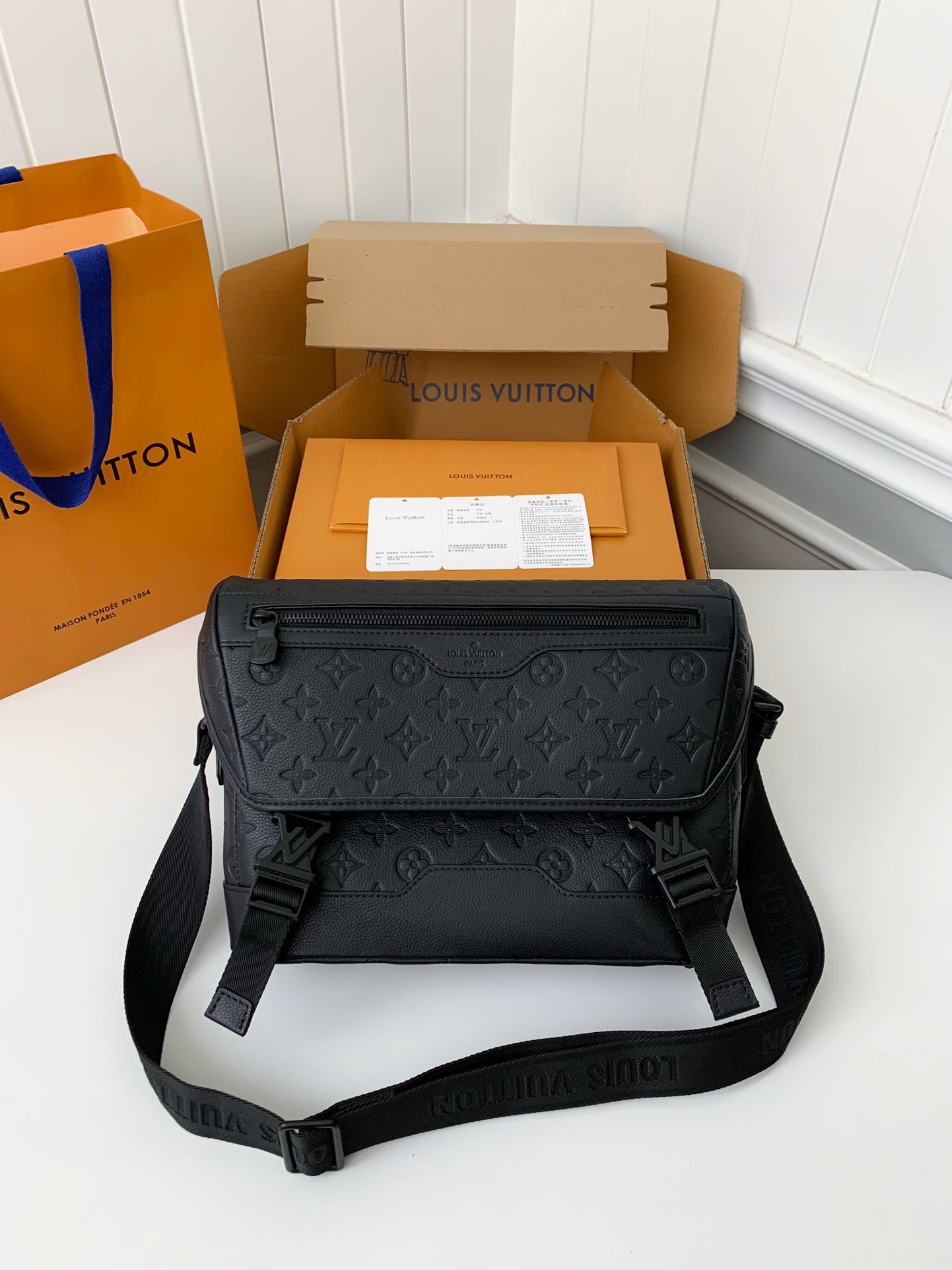 New L X V VOYAGER small men's messenger bag M25121 Size: 33*22.5*11cm
