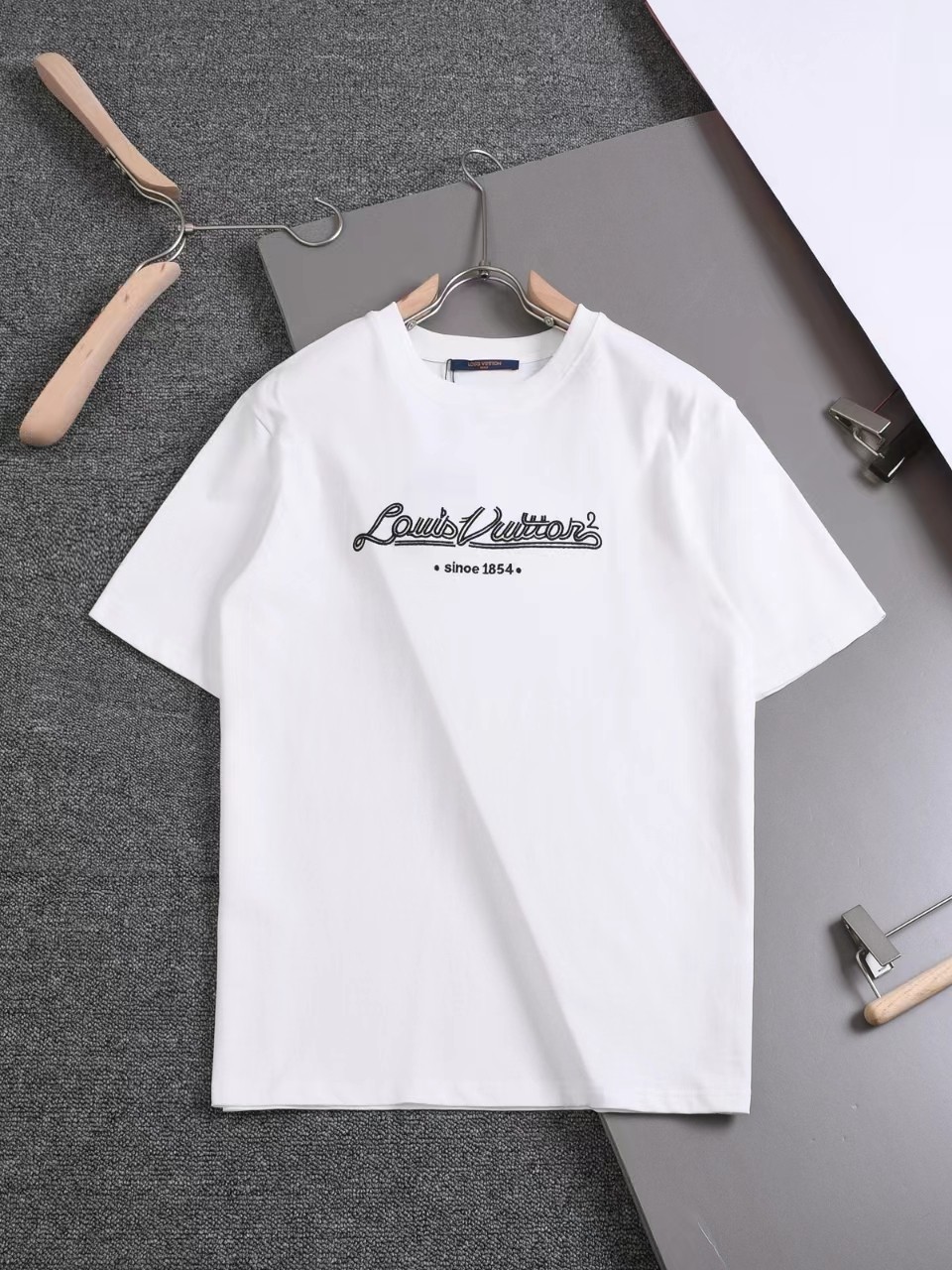 L X V 24ss new embroidered t-shirt for spring and summer
