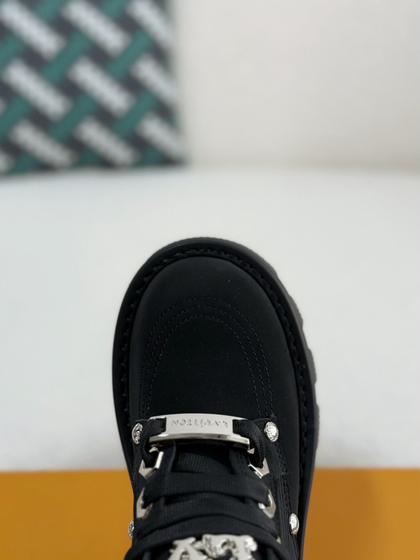 L X V Round toe lace-up boots detail 9