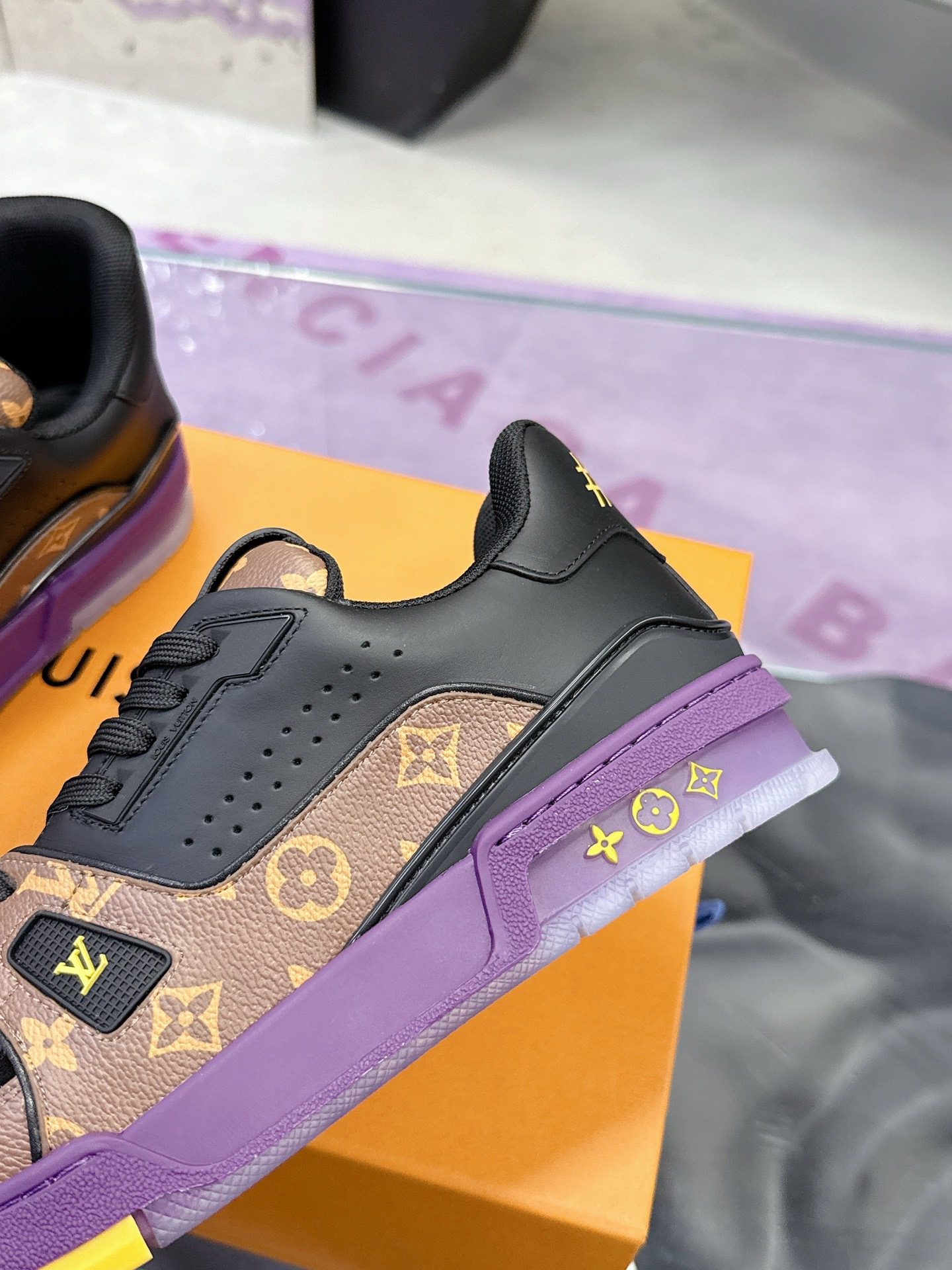 L X V TRAINER detail 8
