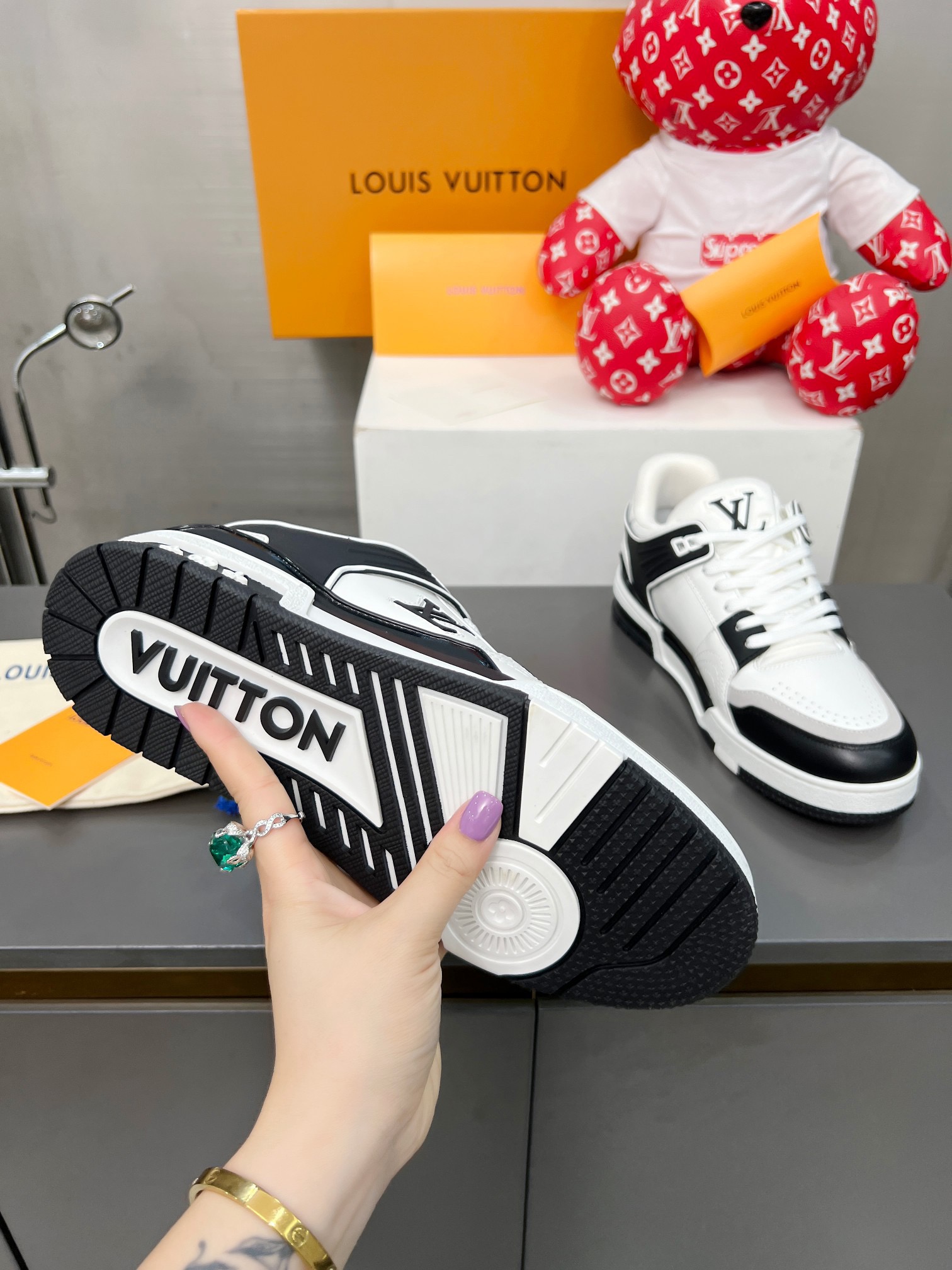 L X V TRAINER detail 8