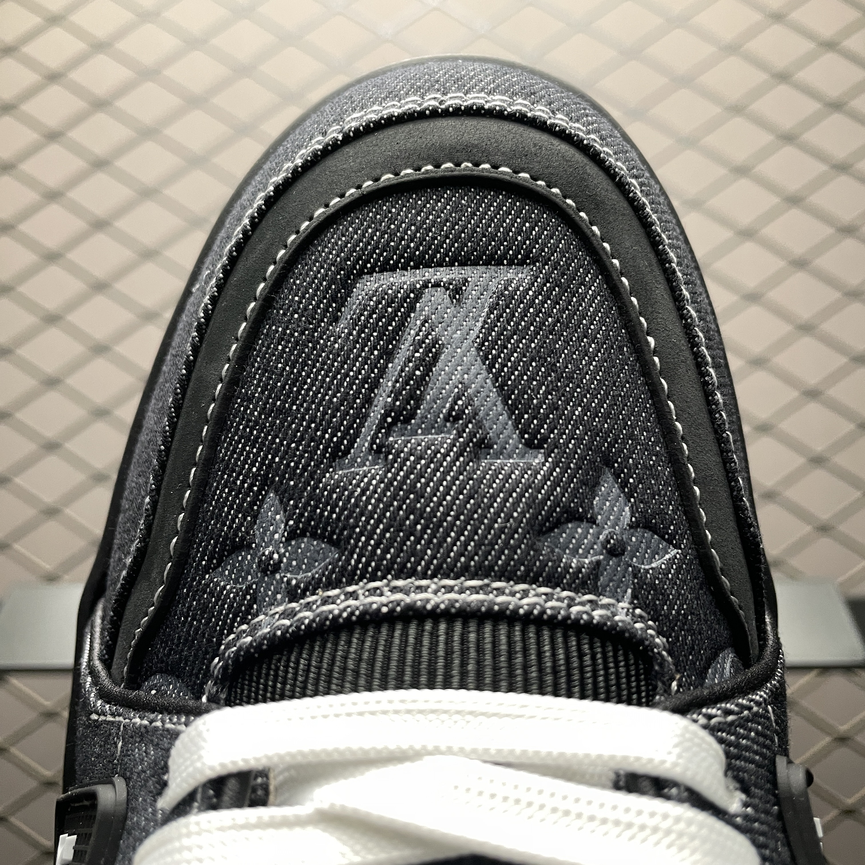 L X V TRAINER detail 9