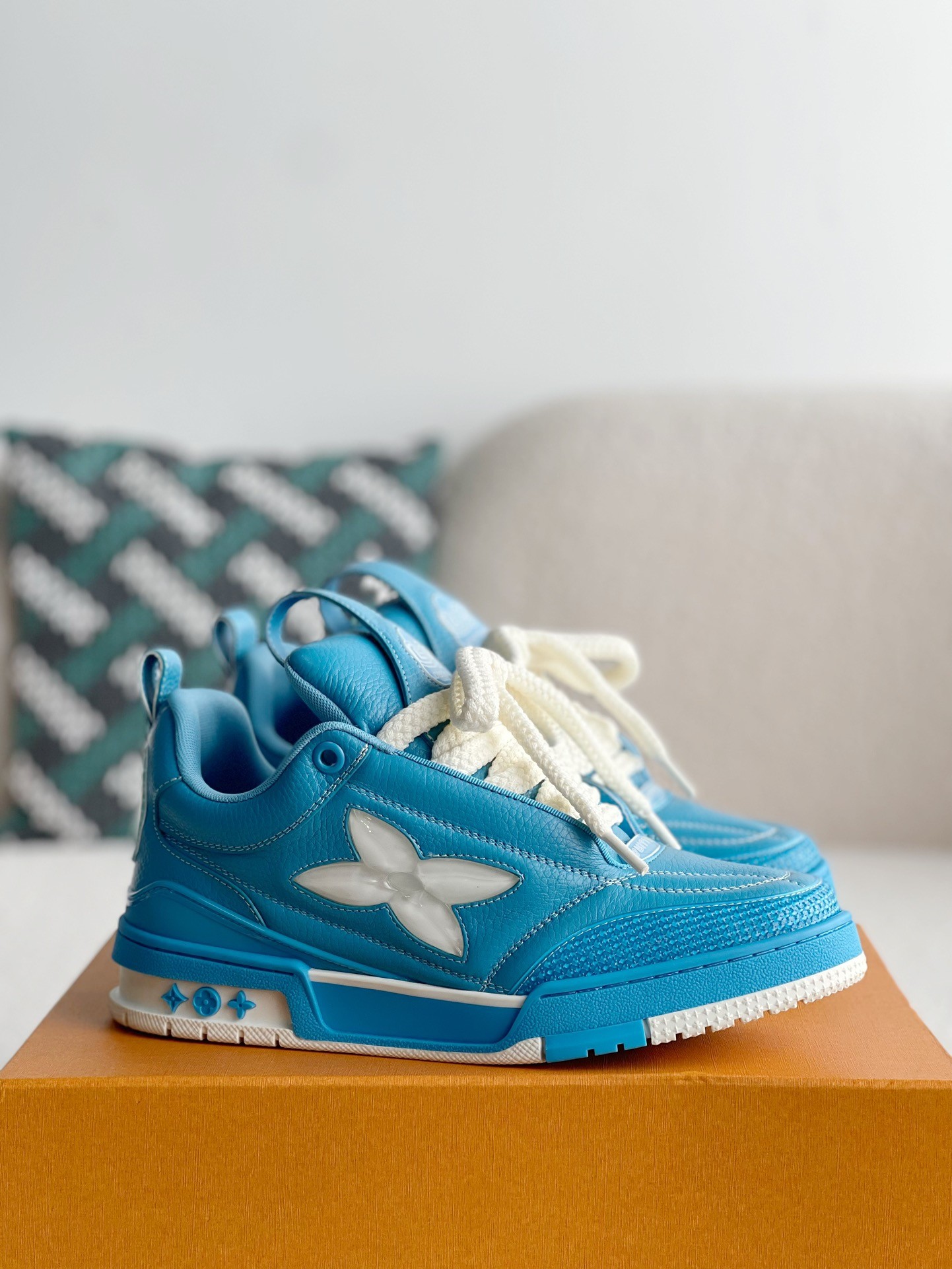 L X V Skate Sneakers detail 2