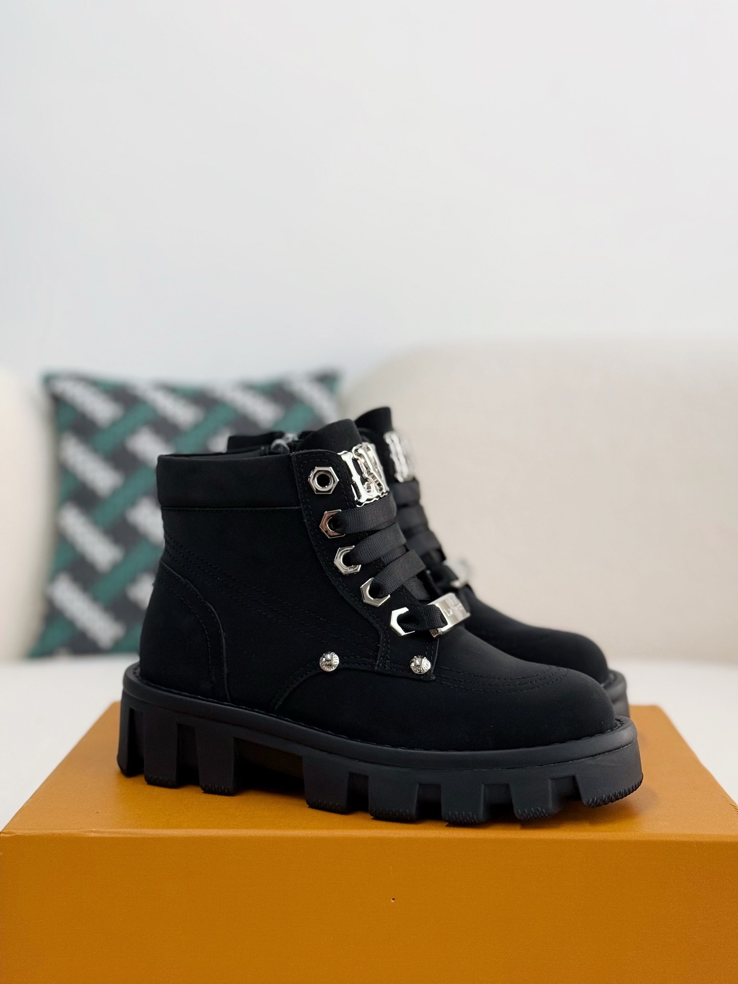 L X V Round toe lace-up boots detail 2