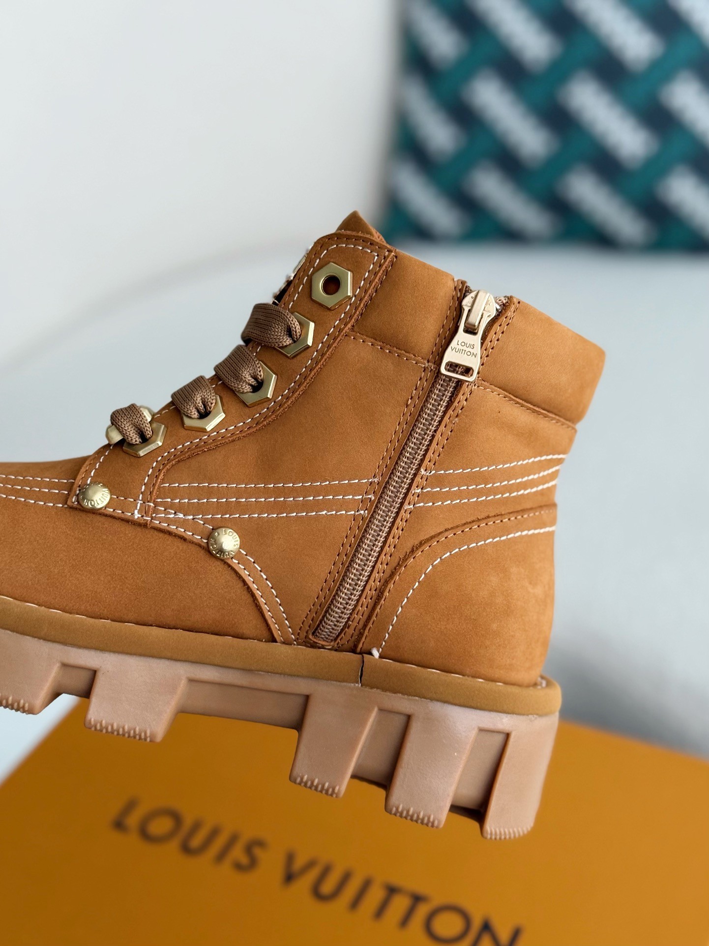 L X V Round toe lace-up boots detail 7