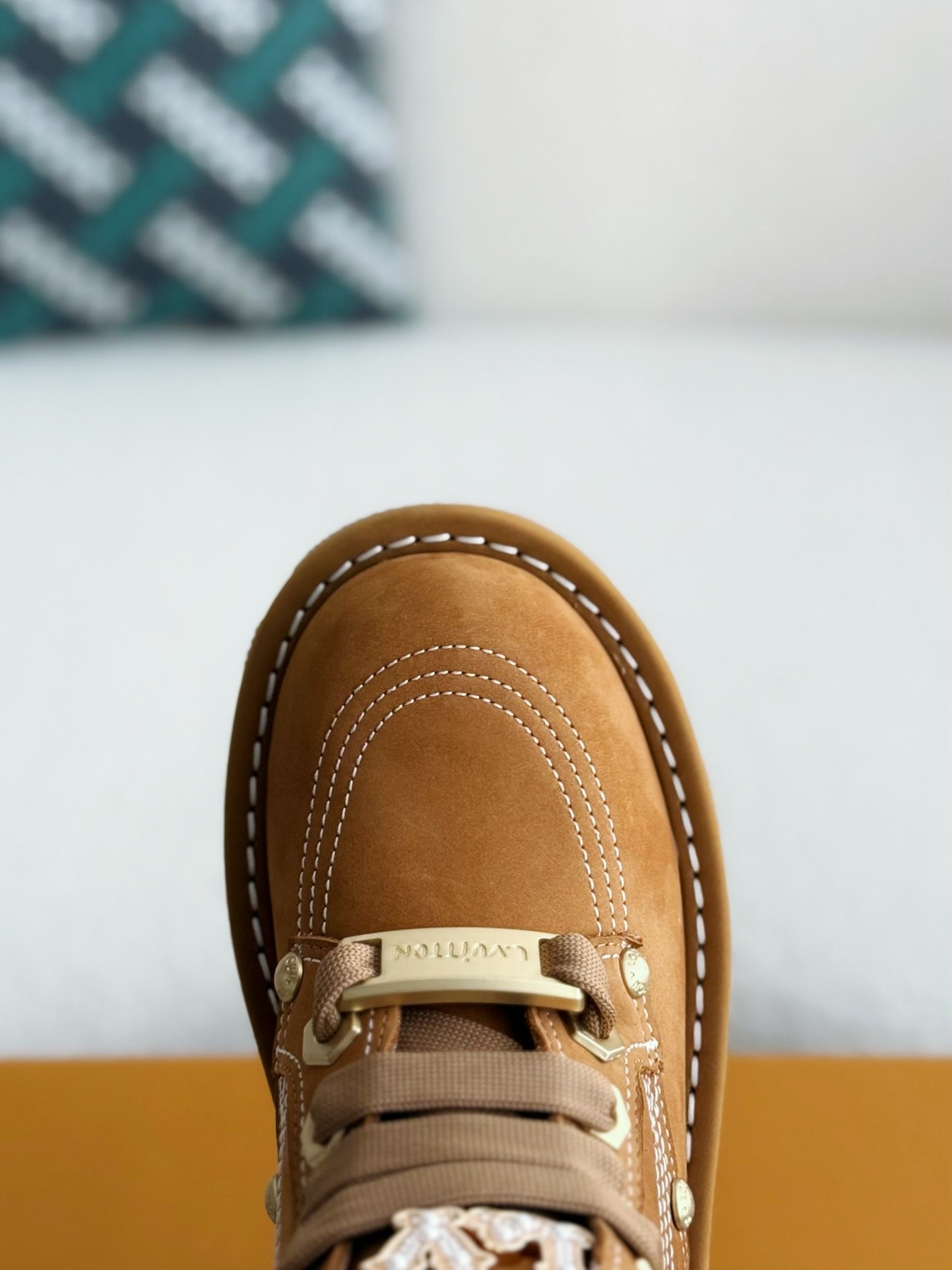 L X V Round toe lace-up boots detail 10