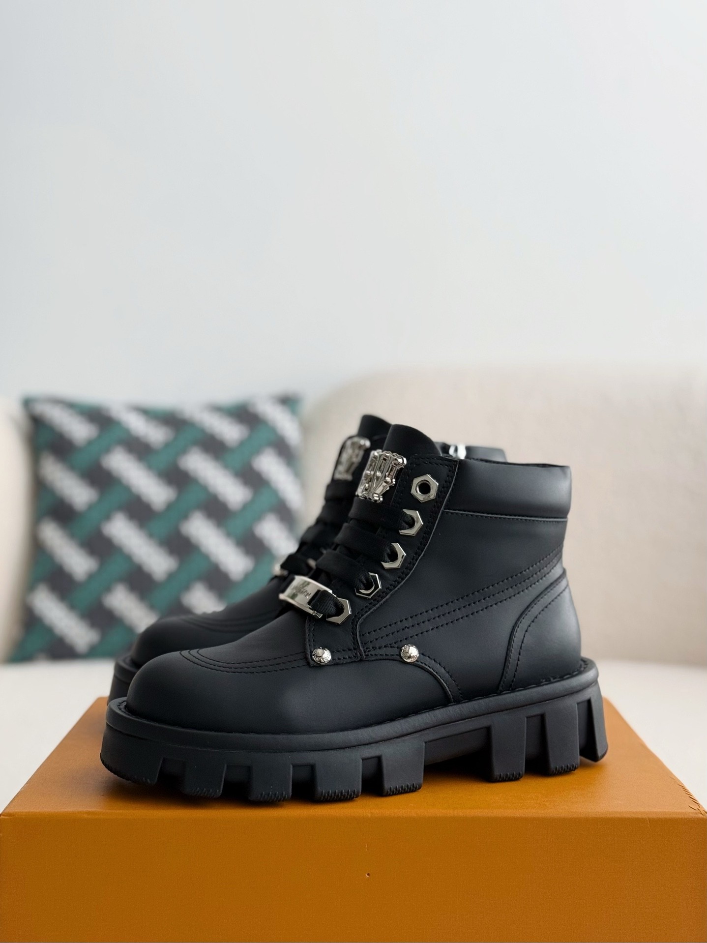 L X V Leather Round toe lace-up boots