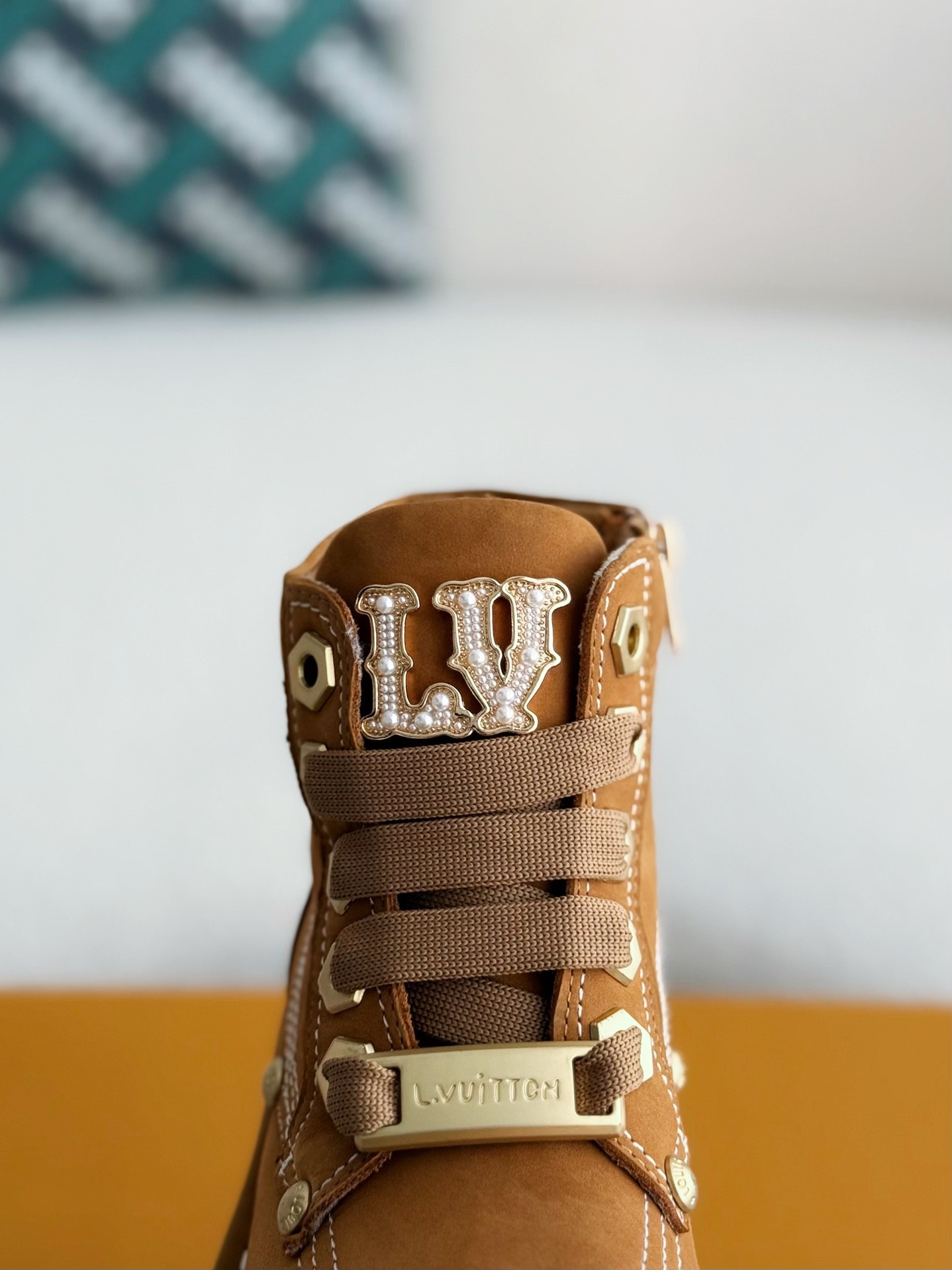 L X V Round toe lace-up boots detail 8