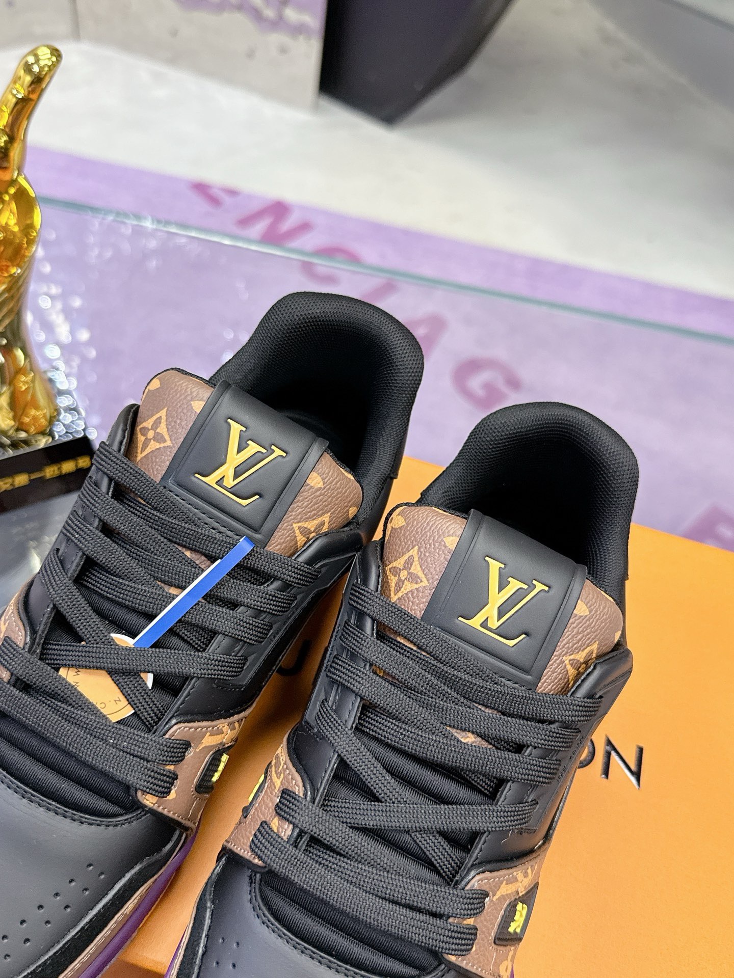 L X V TRAINER detail 9