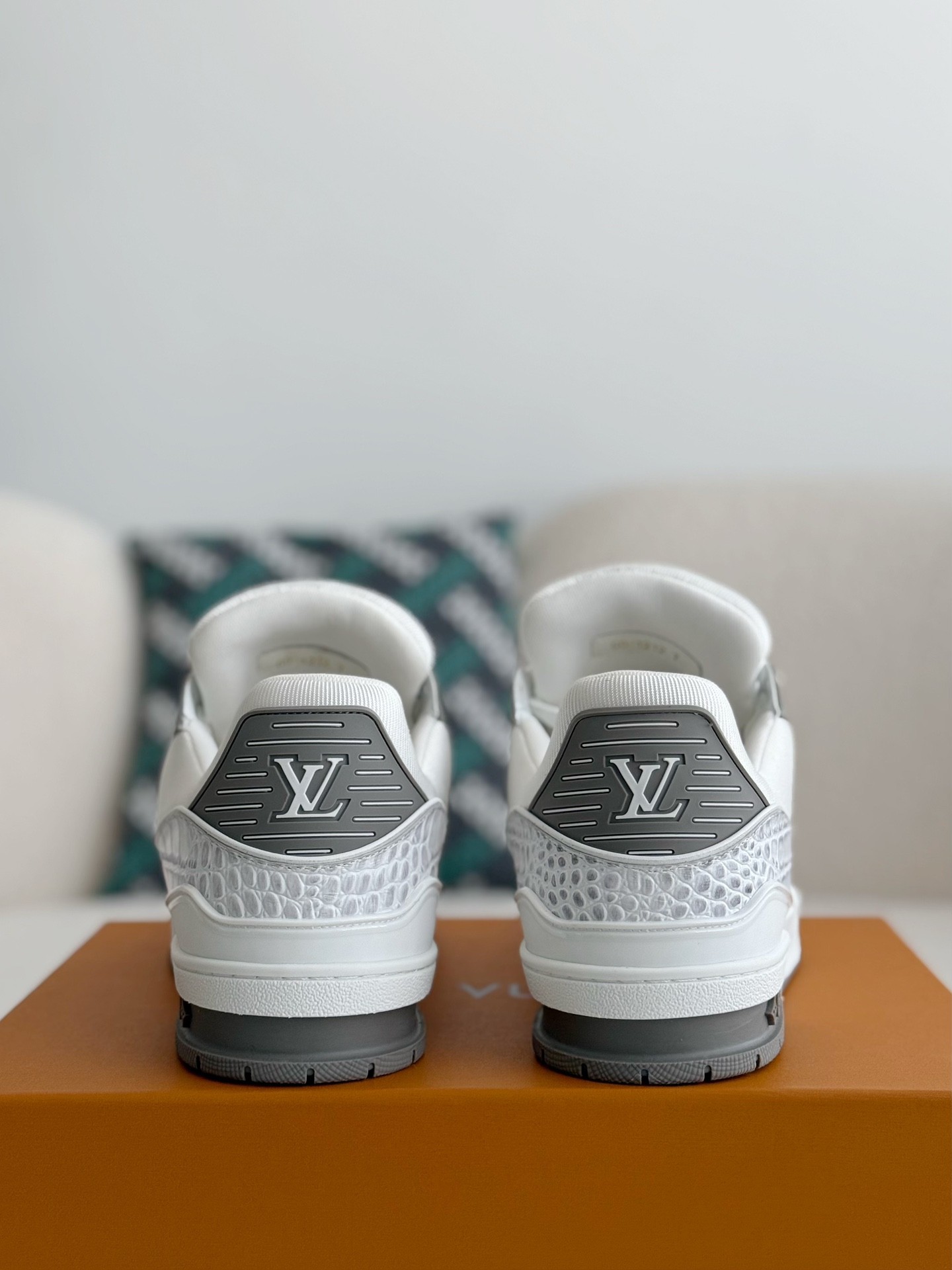 L X V SNEAKERS detail 3