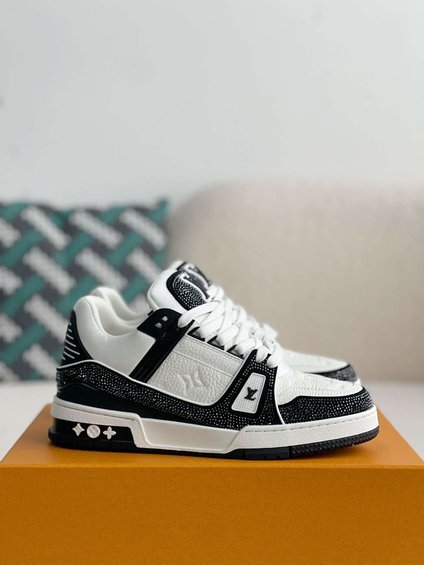 L X V Trainers Sneakers detail 2