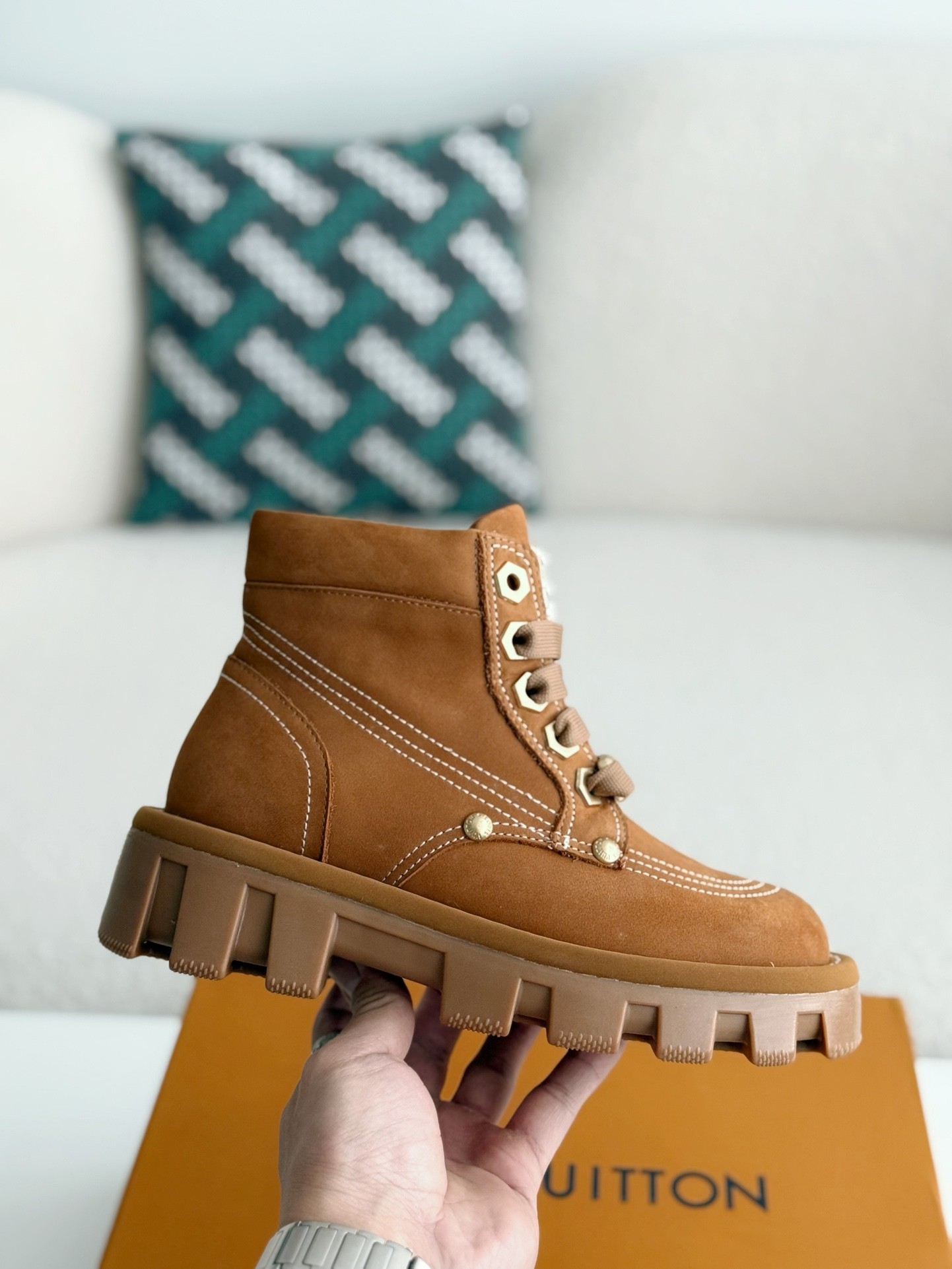 L X V Round toe lace-up boots detail 6