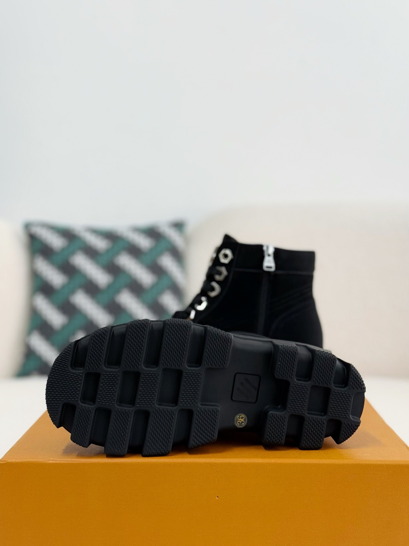 L X V Round toe lace-up boots detail 5