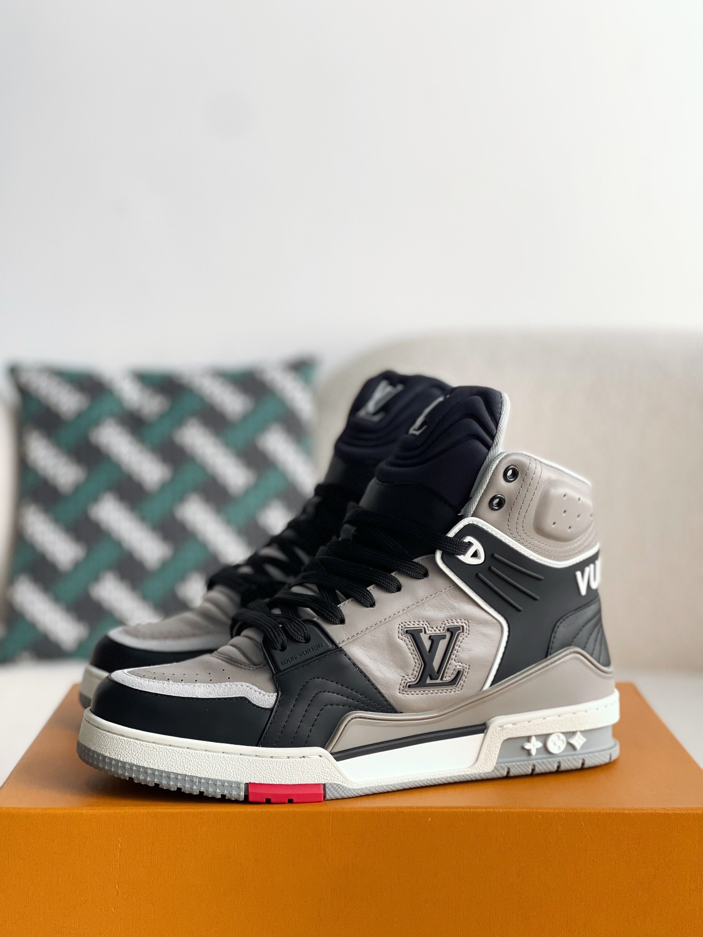 L X V TRAINER SNEAKERS