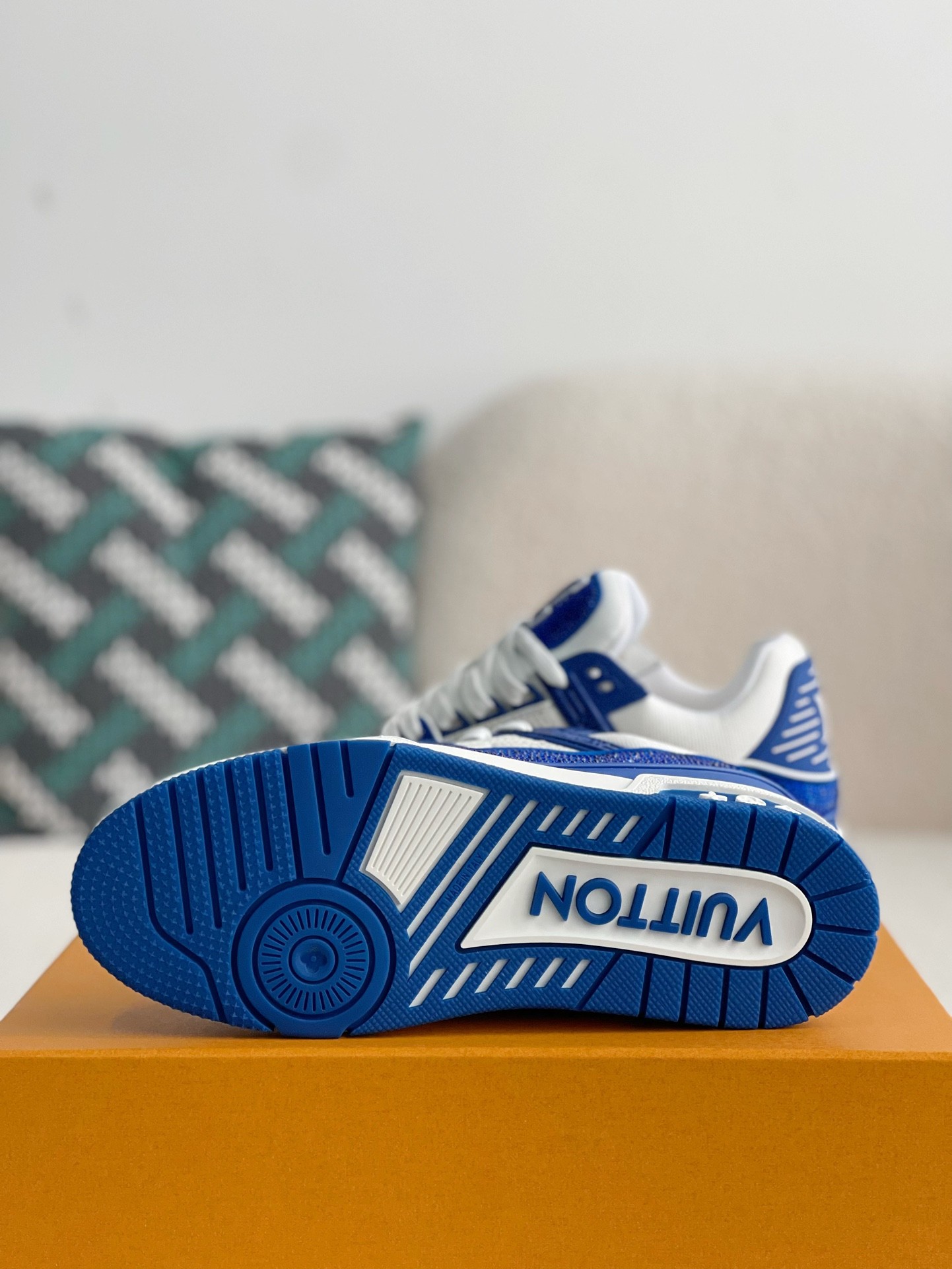 L X V Trainers Sneakers detail 5