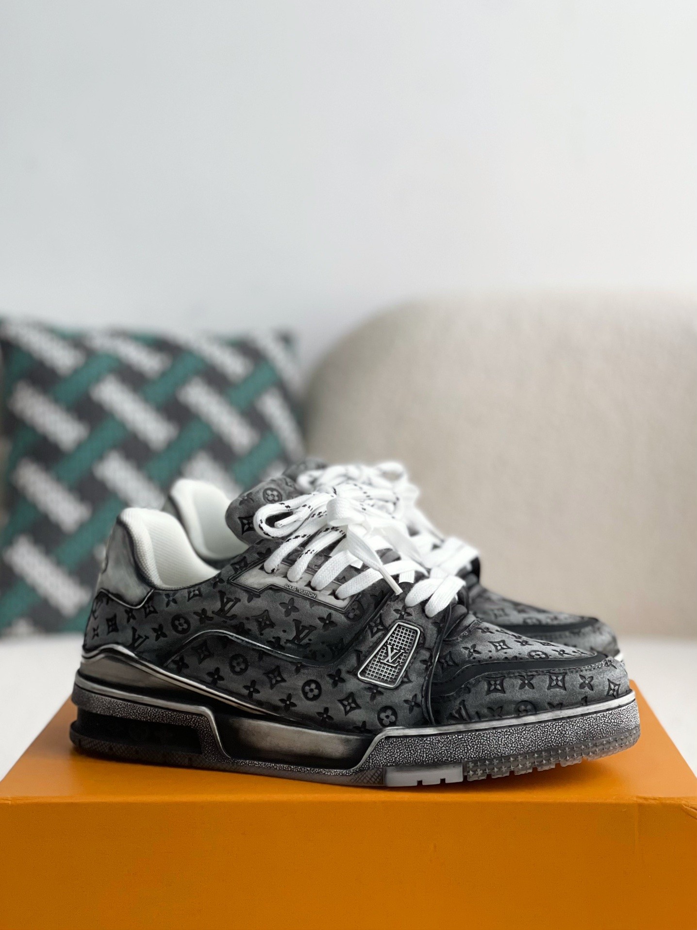 L X V TRAINER SNEAKERS detail 2