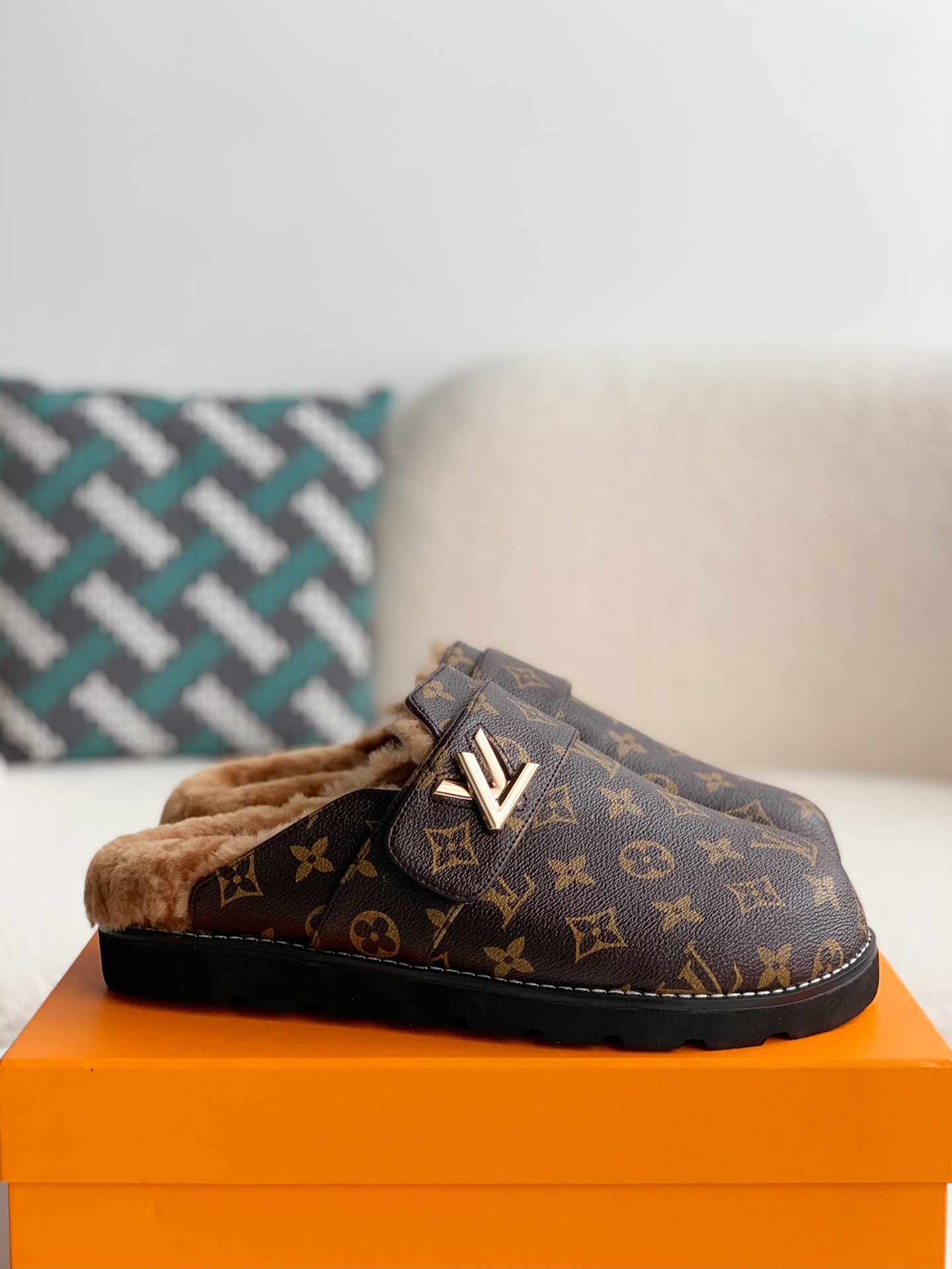 L X V Easy Sandals detail 2
