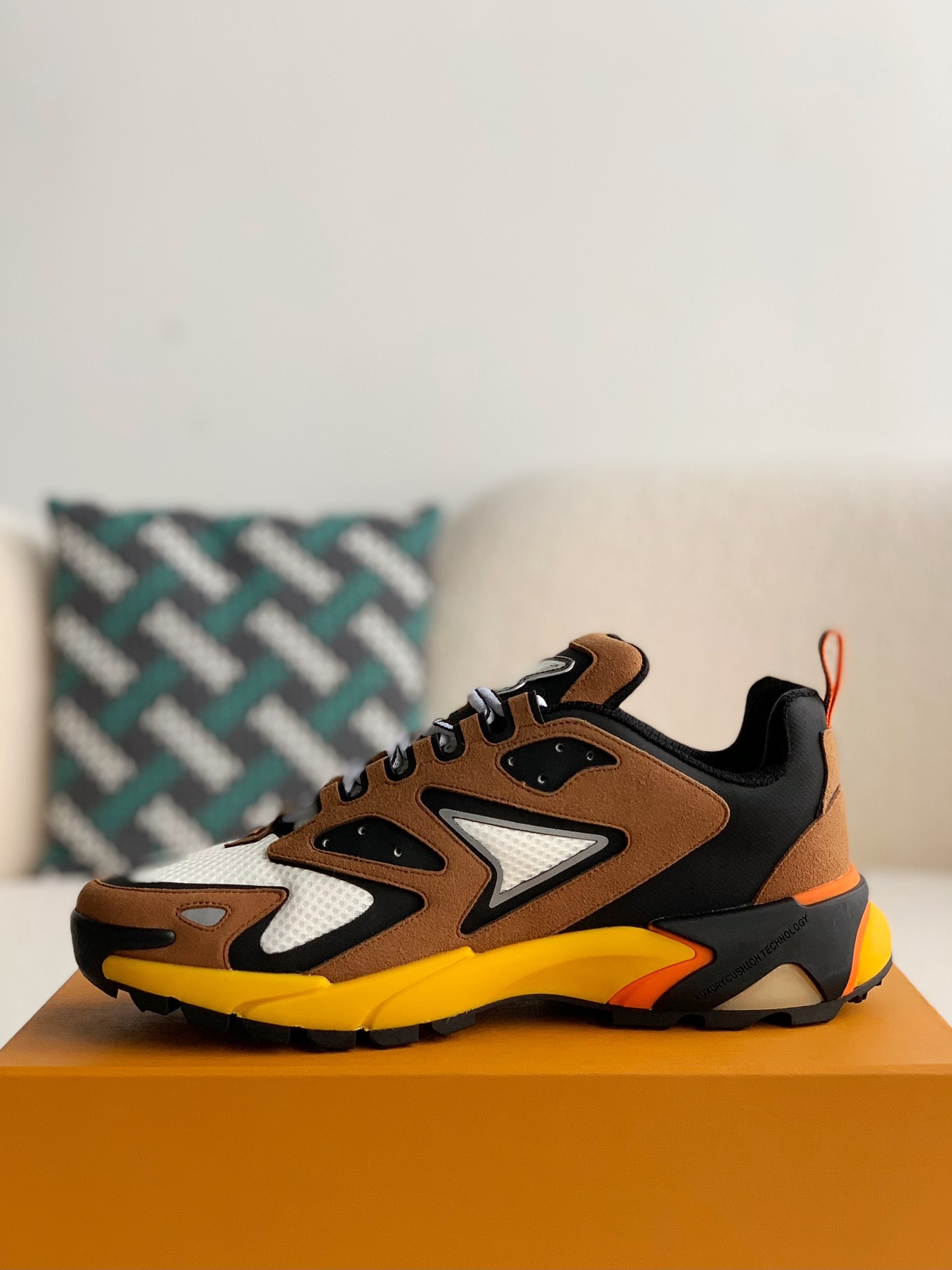 L X V Runner Tatic Sneakers detail 4