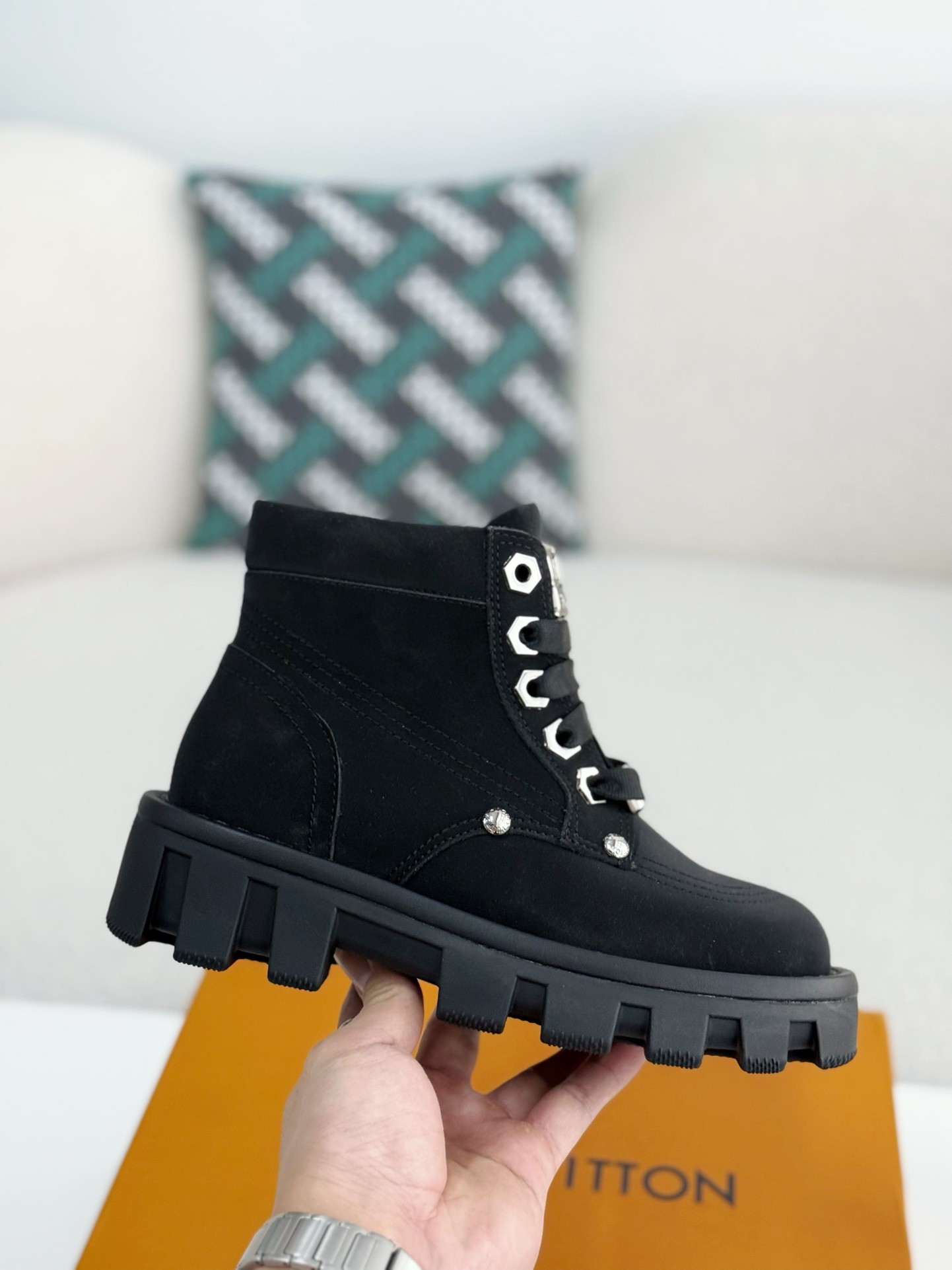 L X V Round toe lace-up boots detail 6