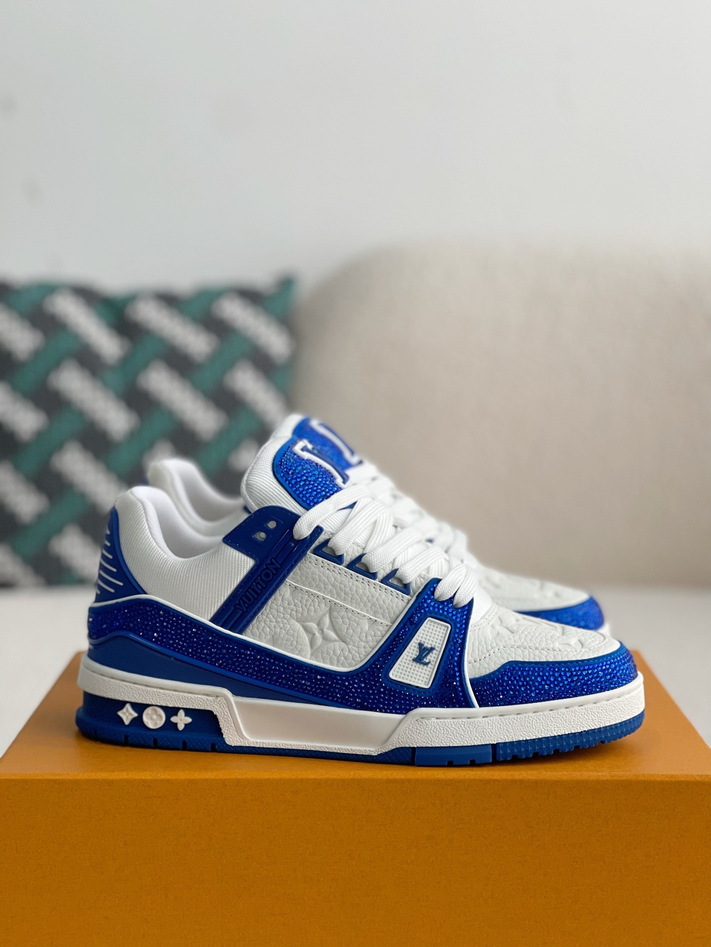 L X V Trainers Sneakers detail 2