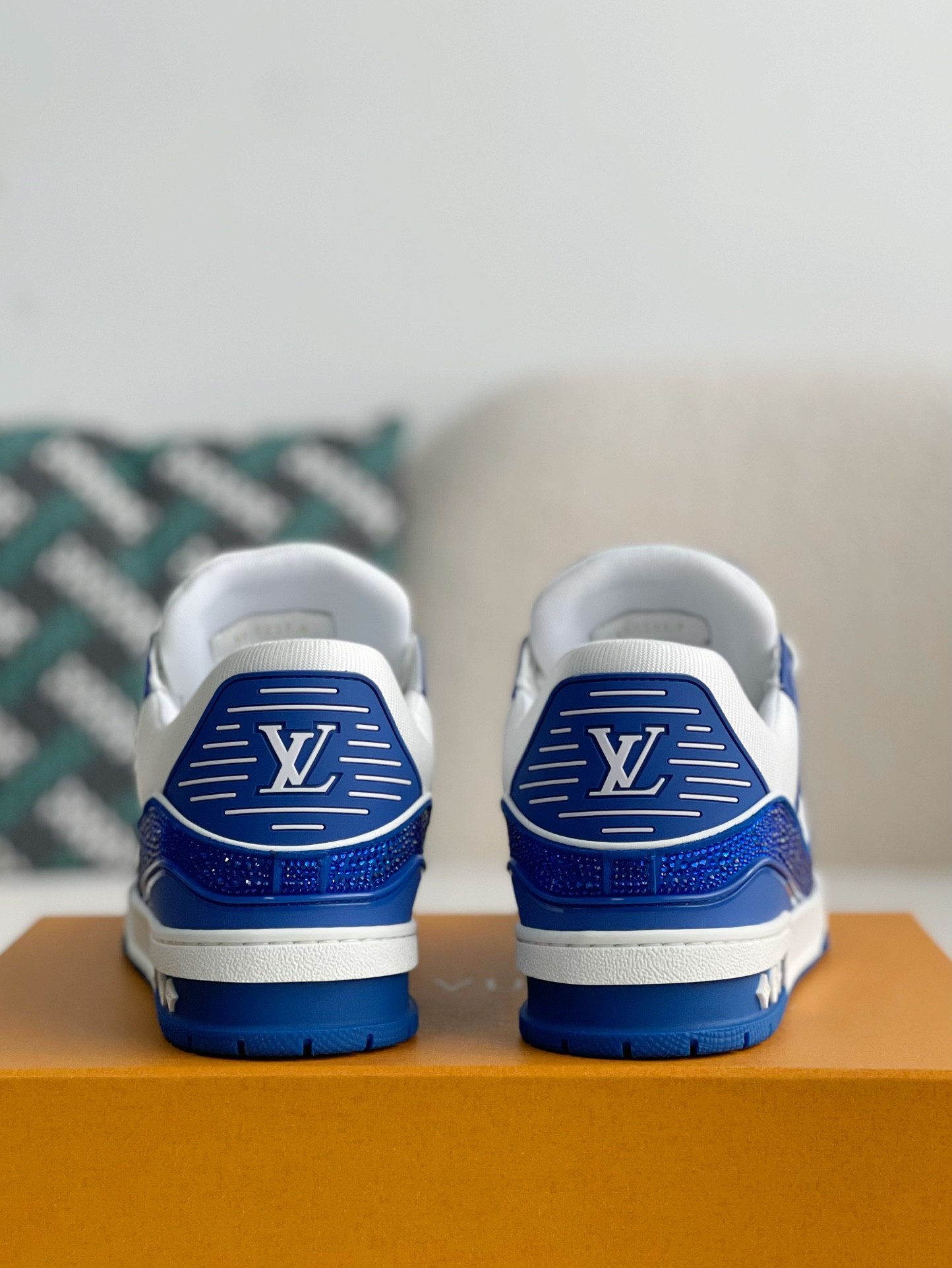 L X V Trainers Sneakers detail 3