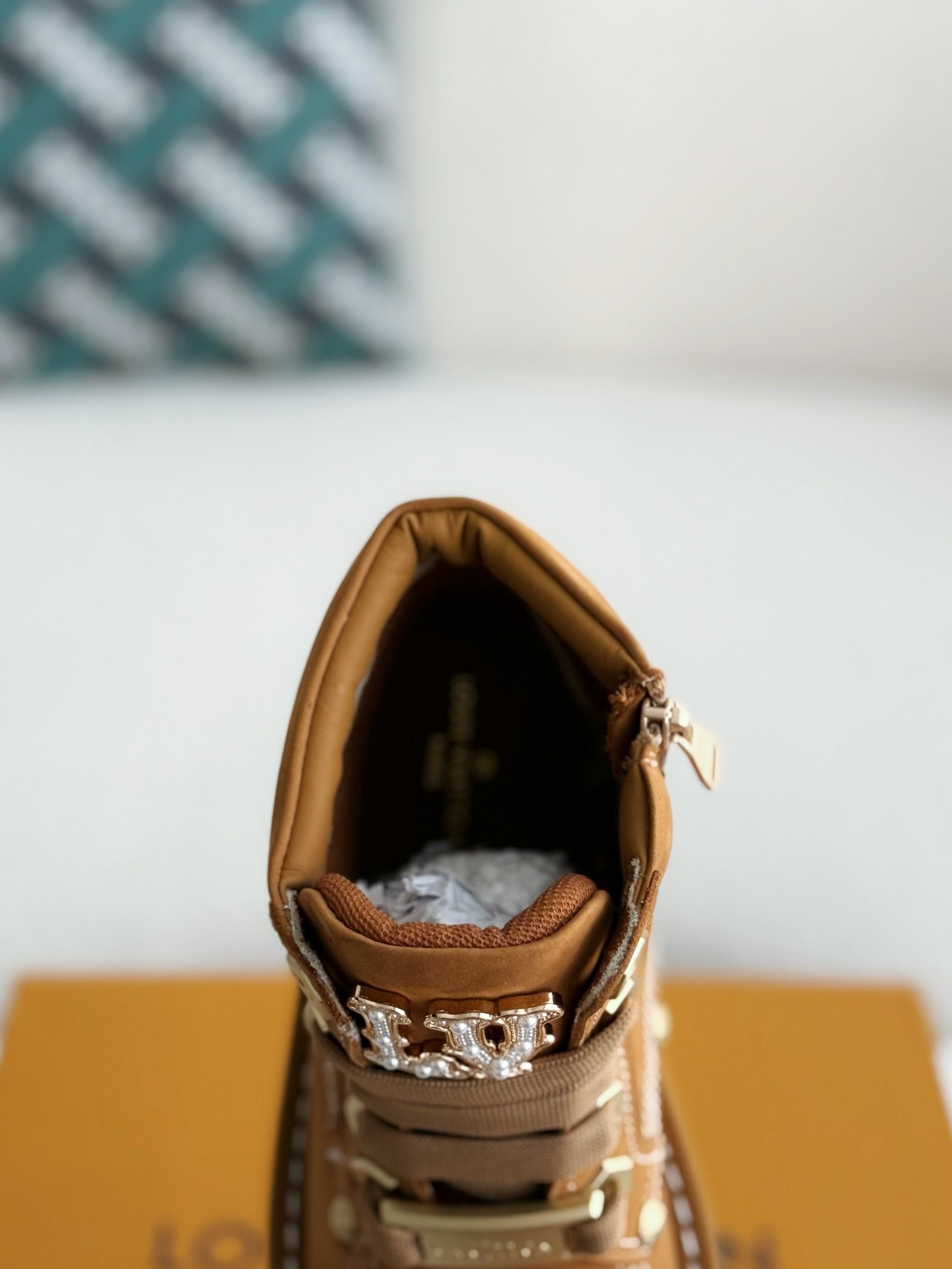 L X V Round toe lace-up boots detail 9