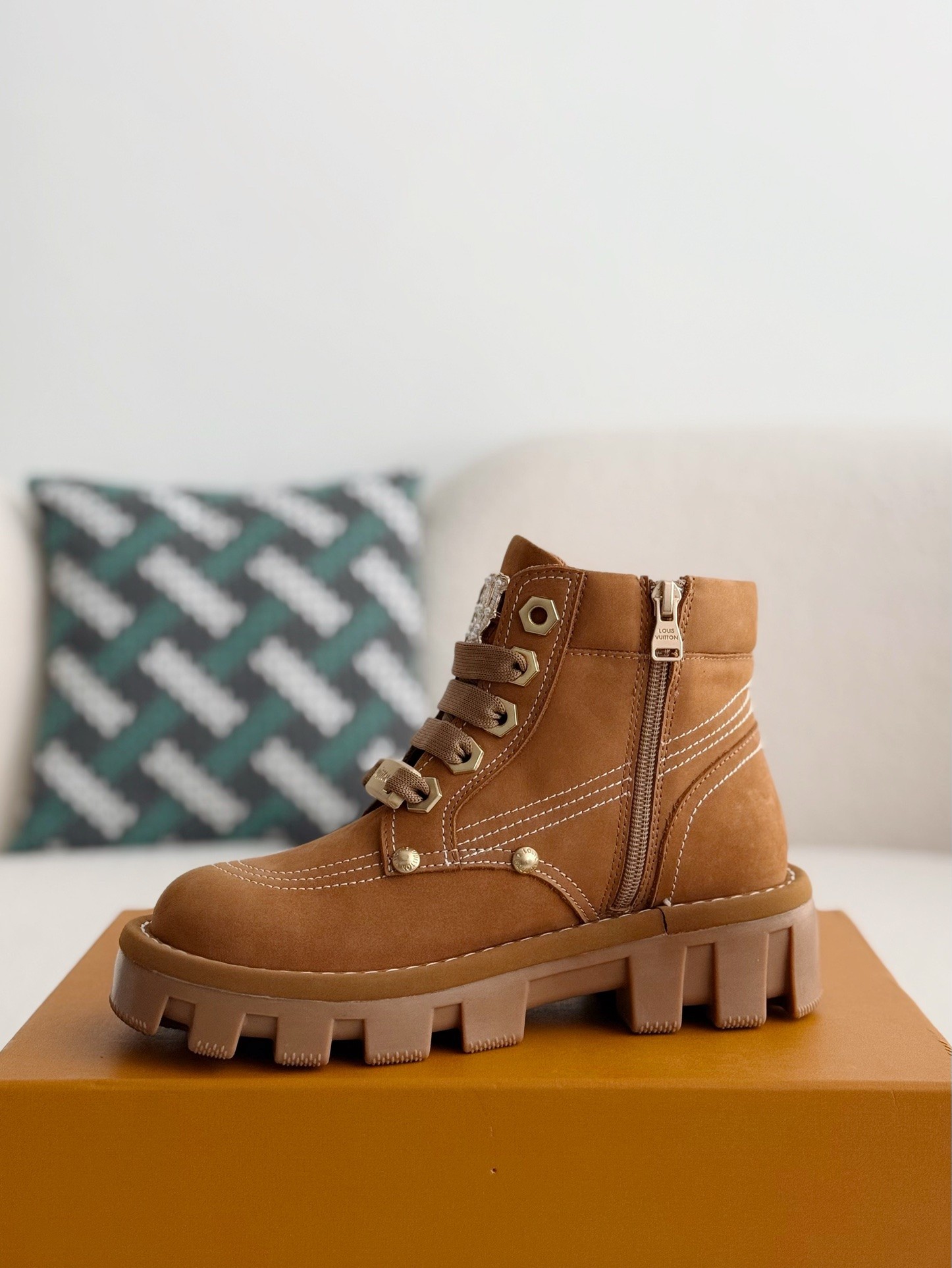 L X V Round toe lace-up boots detail 4