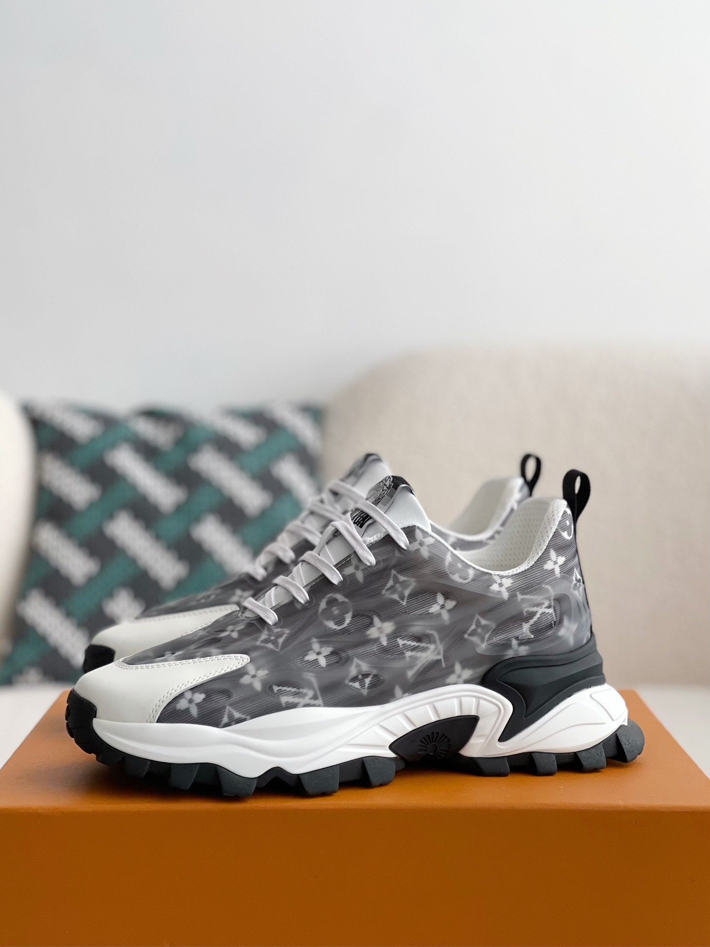 L X V CASUAL SNEAKERS