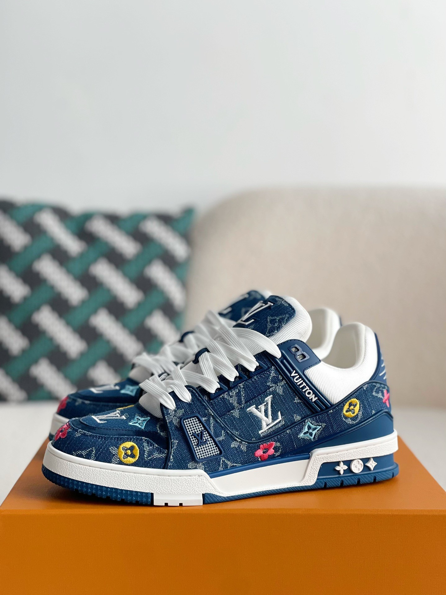 L X V SNEAKERS