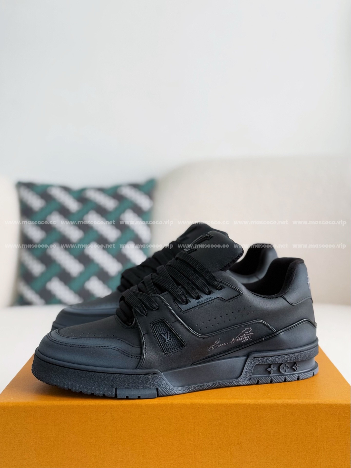 L X V TRAINER SNEAKERS