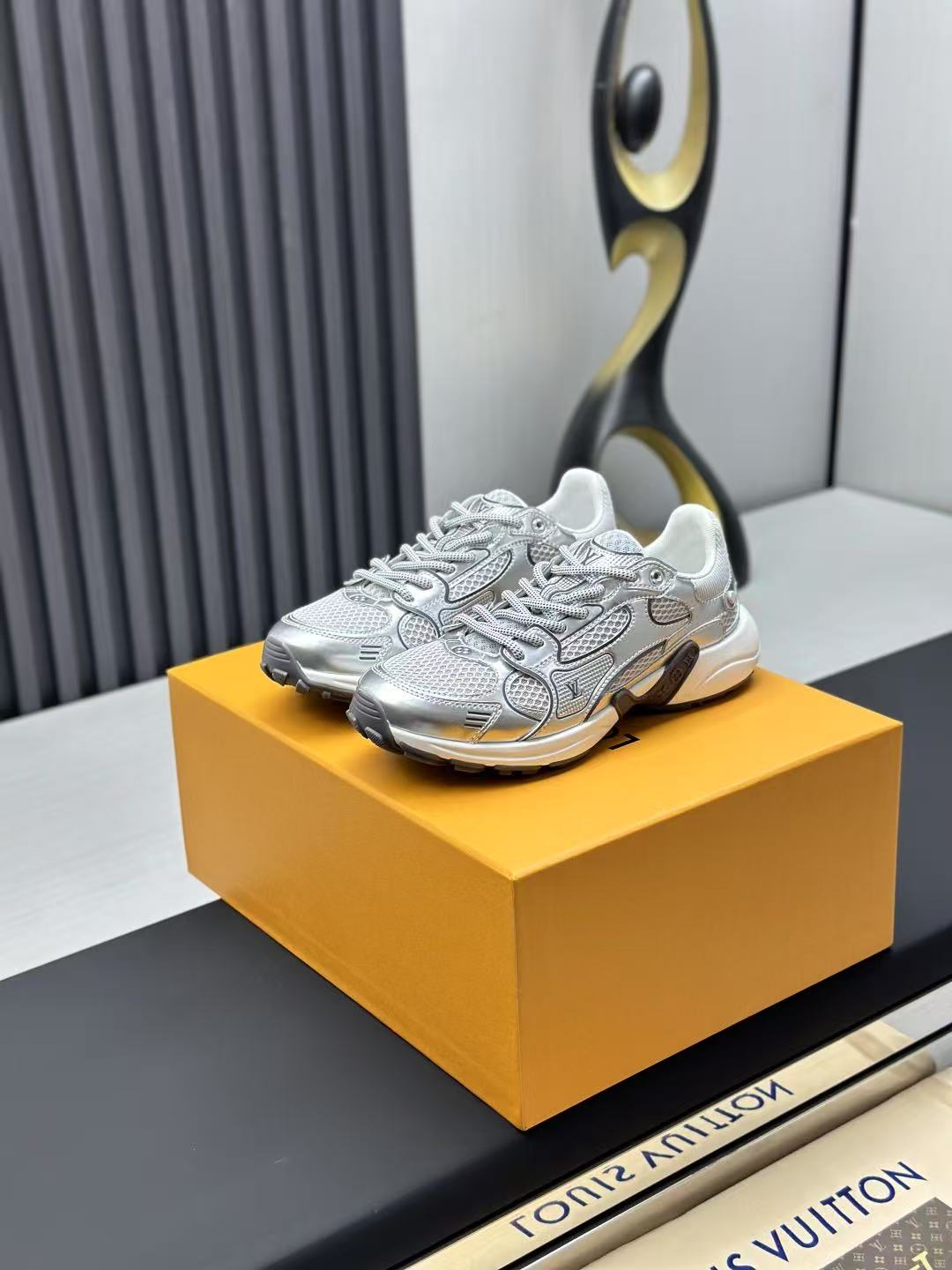 L X V SNEAKERS
