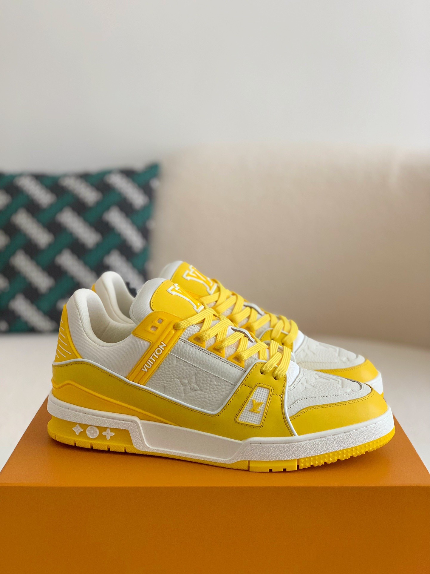 L X V TRAINER Sneakers detail 2