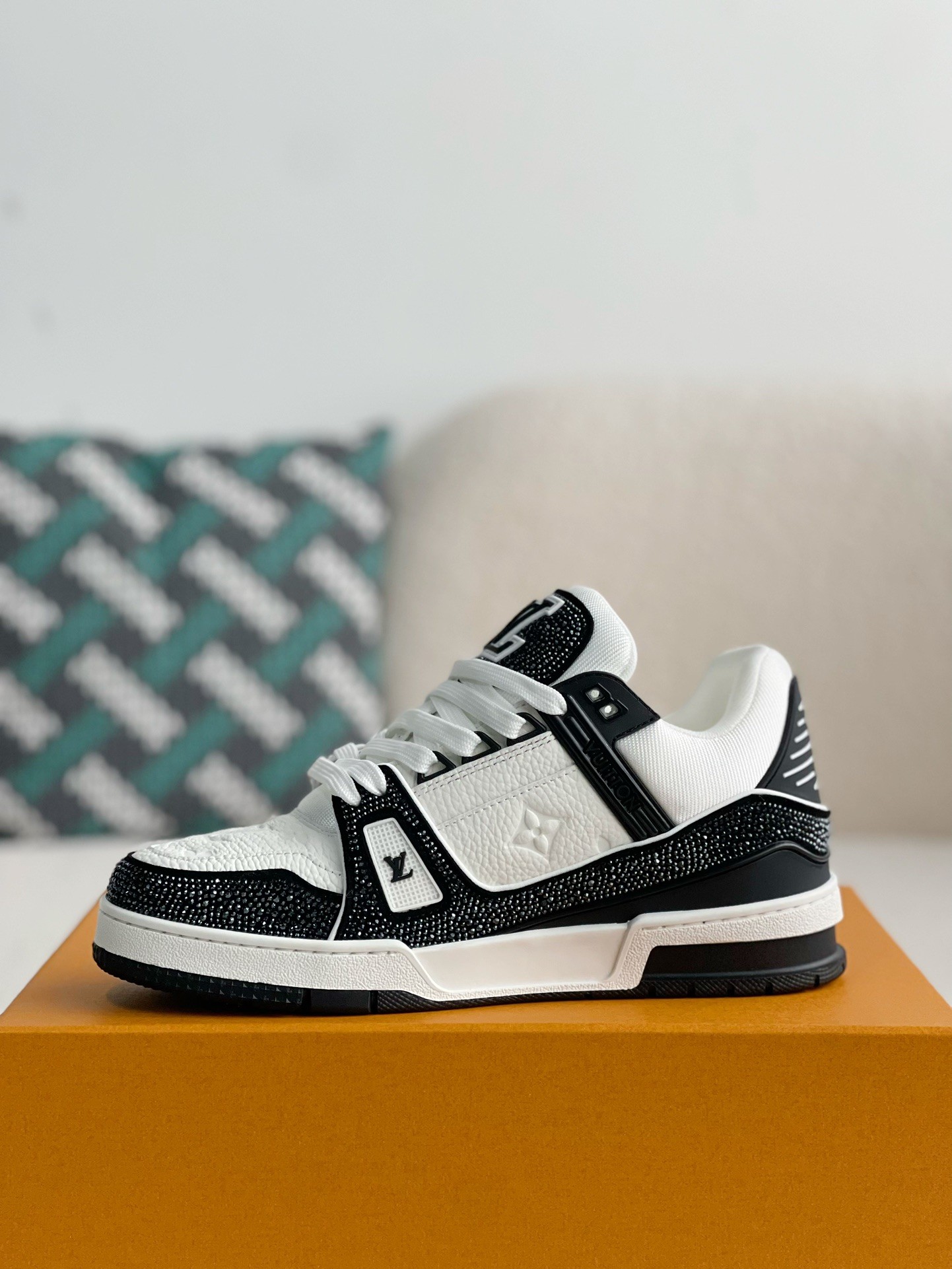 L X V Trainers Sneakers detail 4