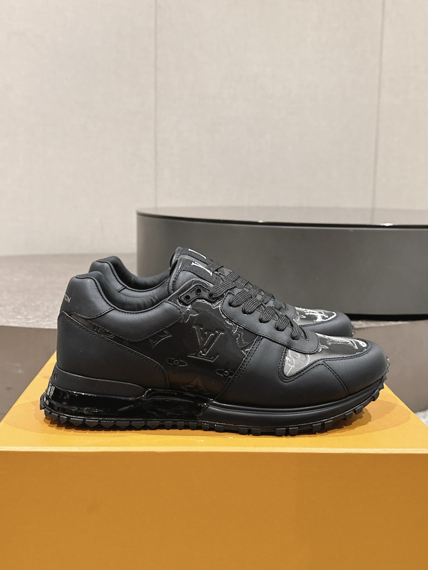 L X V SNEAKERS