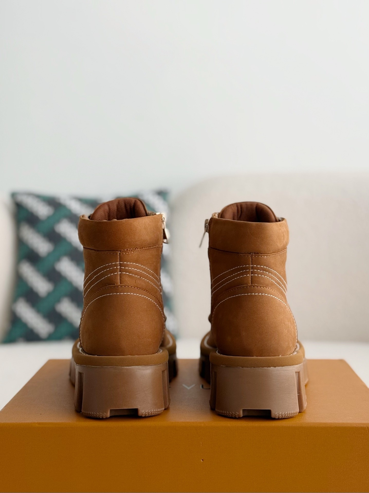L X V Round toe lace-up boots detail 3