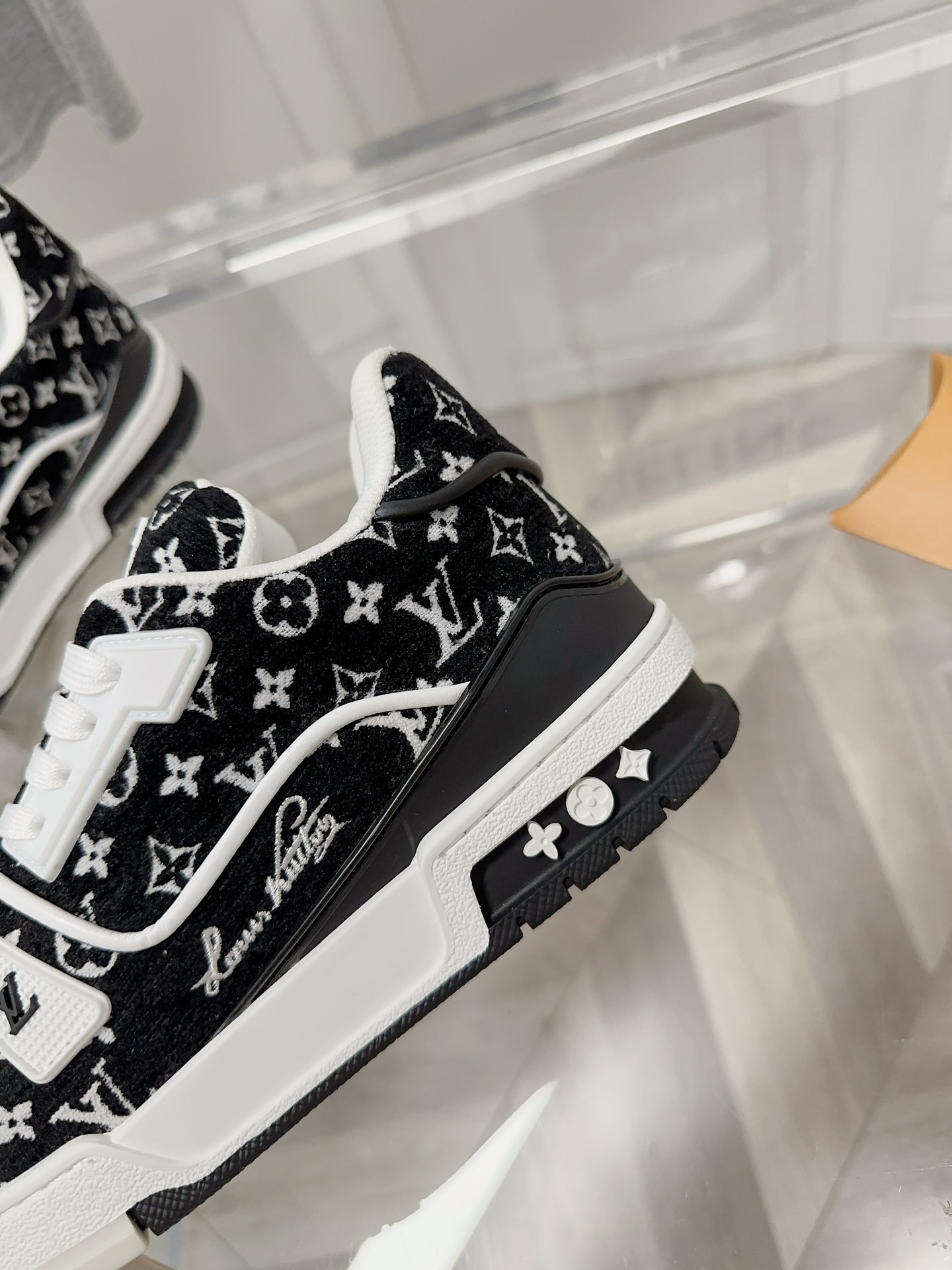 L X V TRAINER detail 7