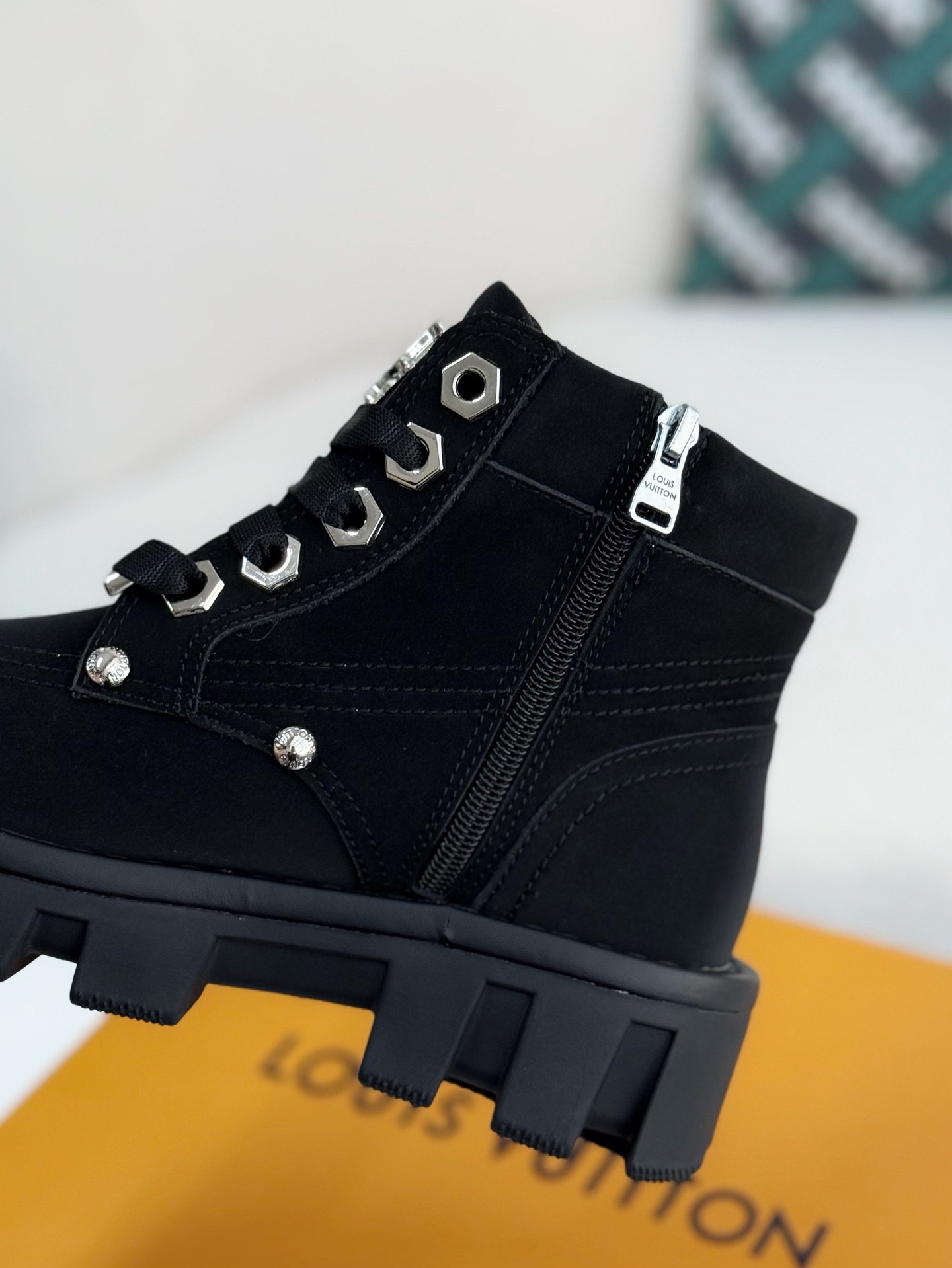 L X V Round toe lace-up boots detail 7