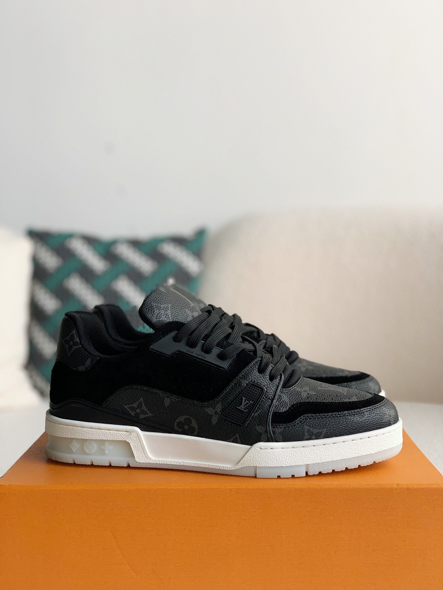 L X V TRAINER detail 2