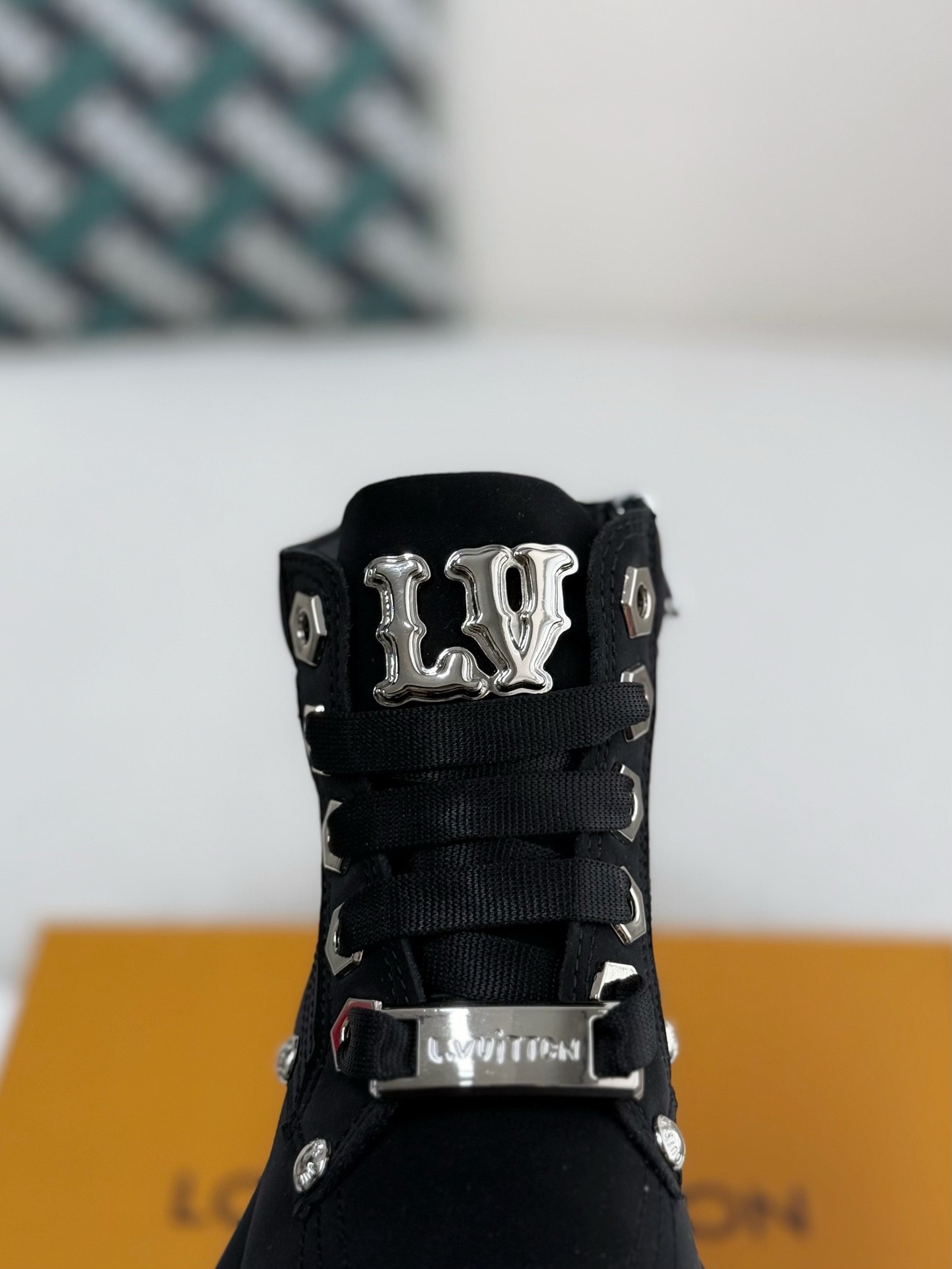 L X V Round toe lace-up boots detail 8