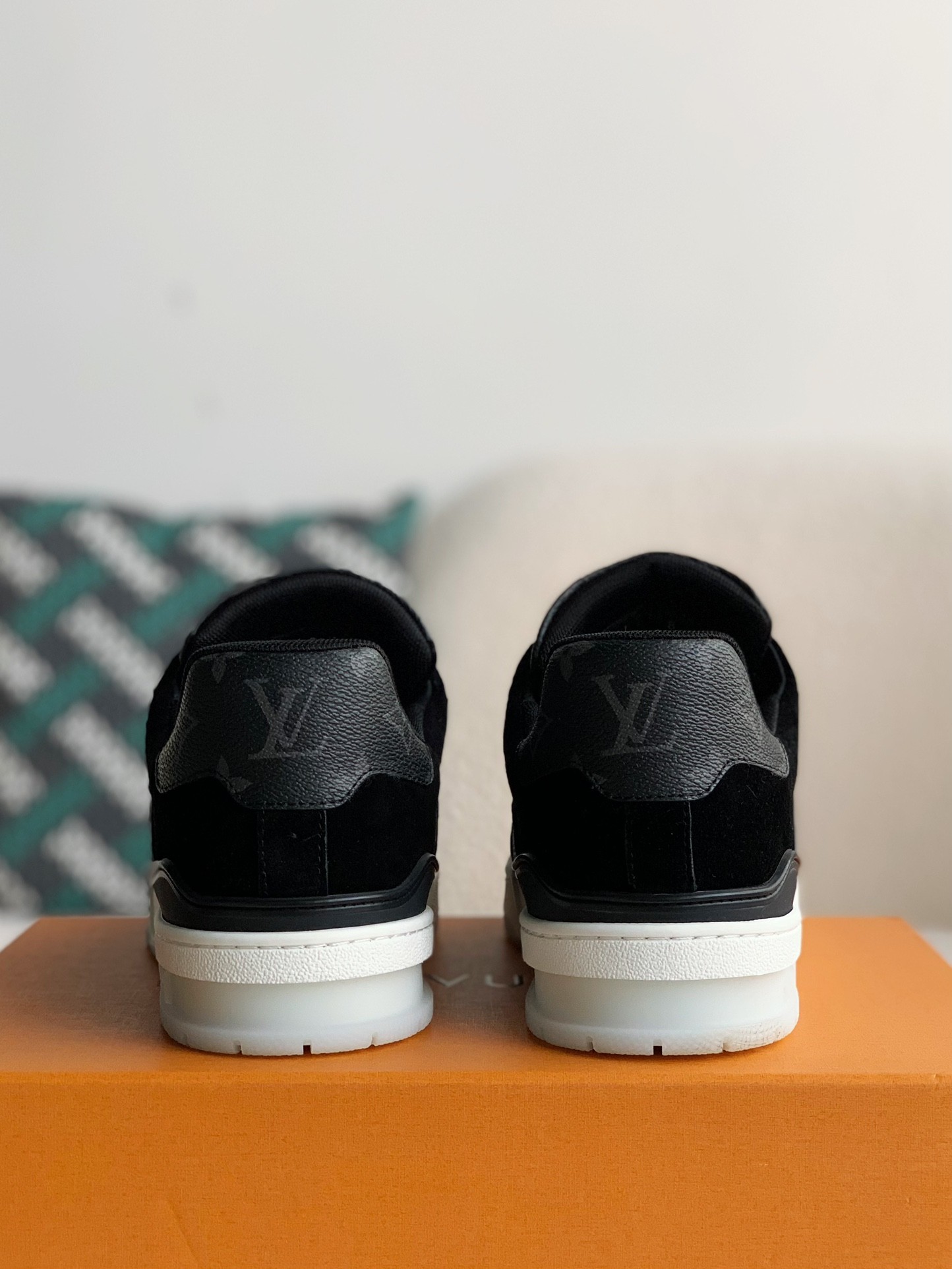 L X V TRAINER detail 3