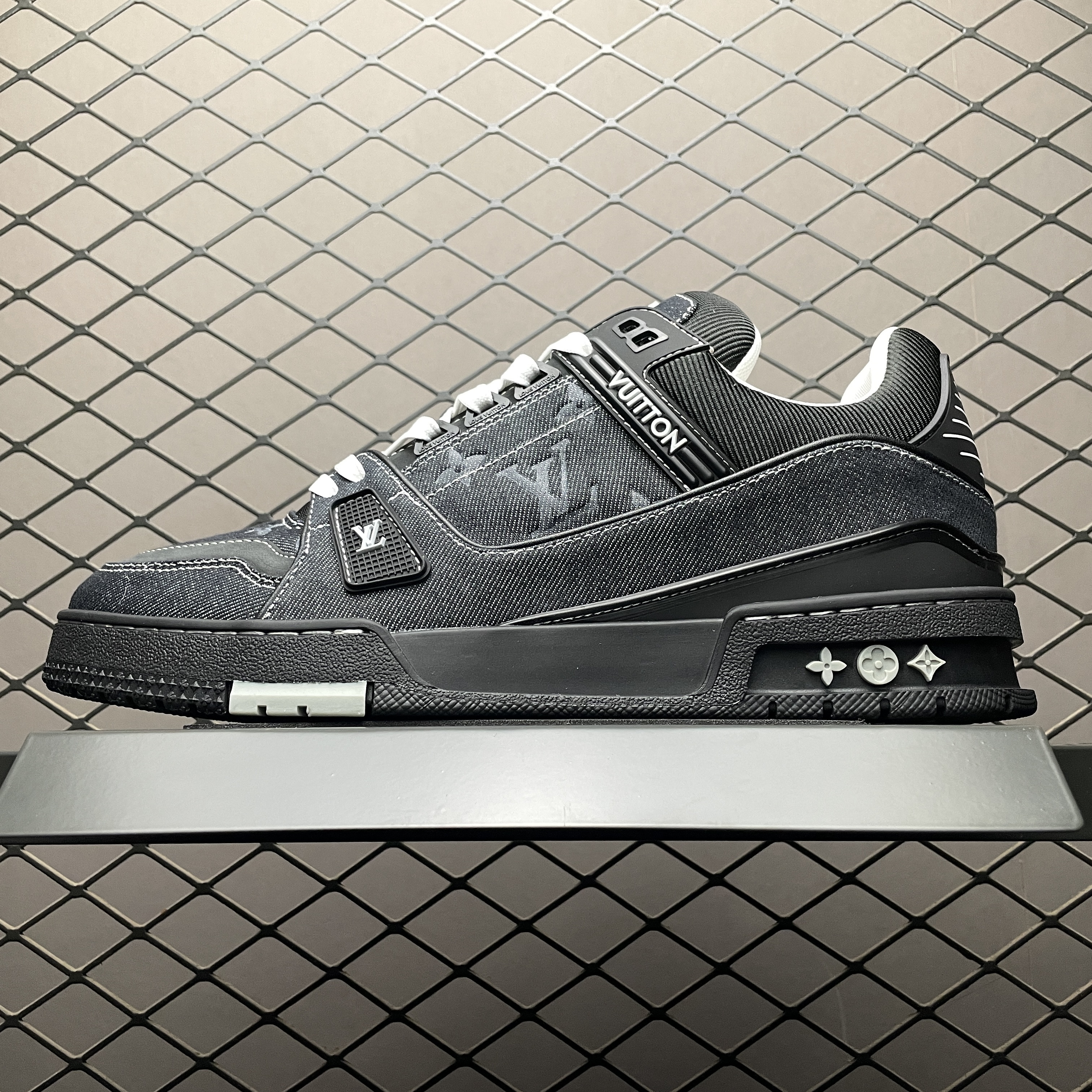 L X V TRAINER