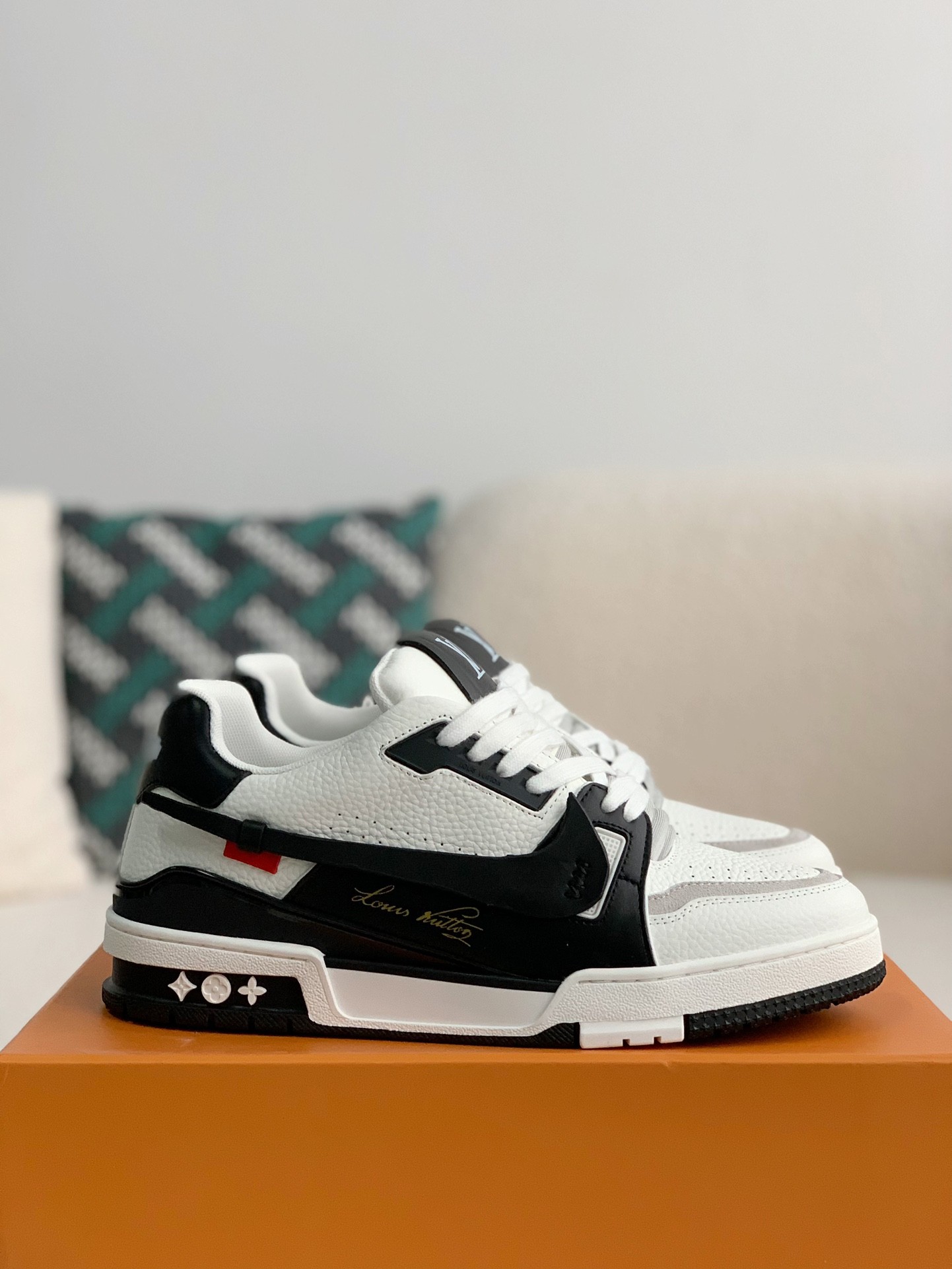NK x L X V Trainers Sneakers detail 2