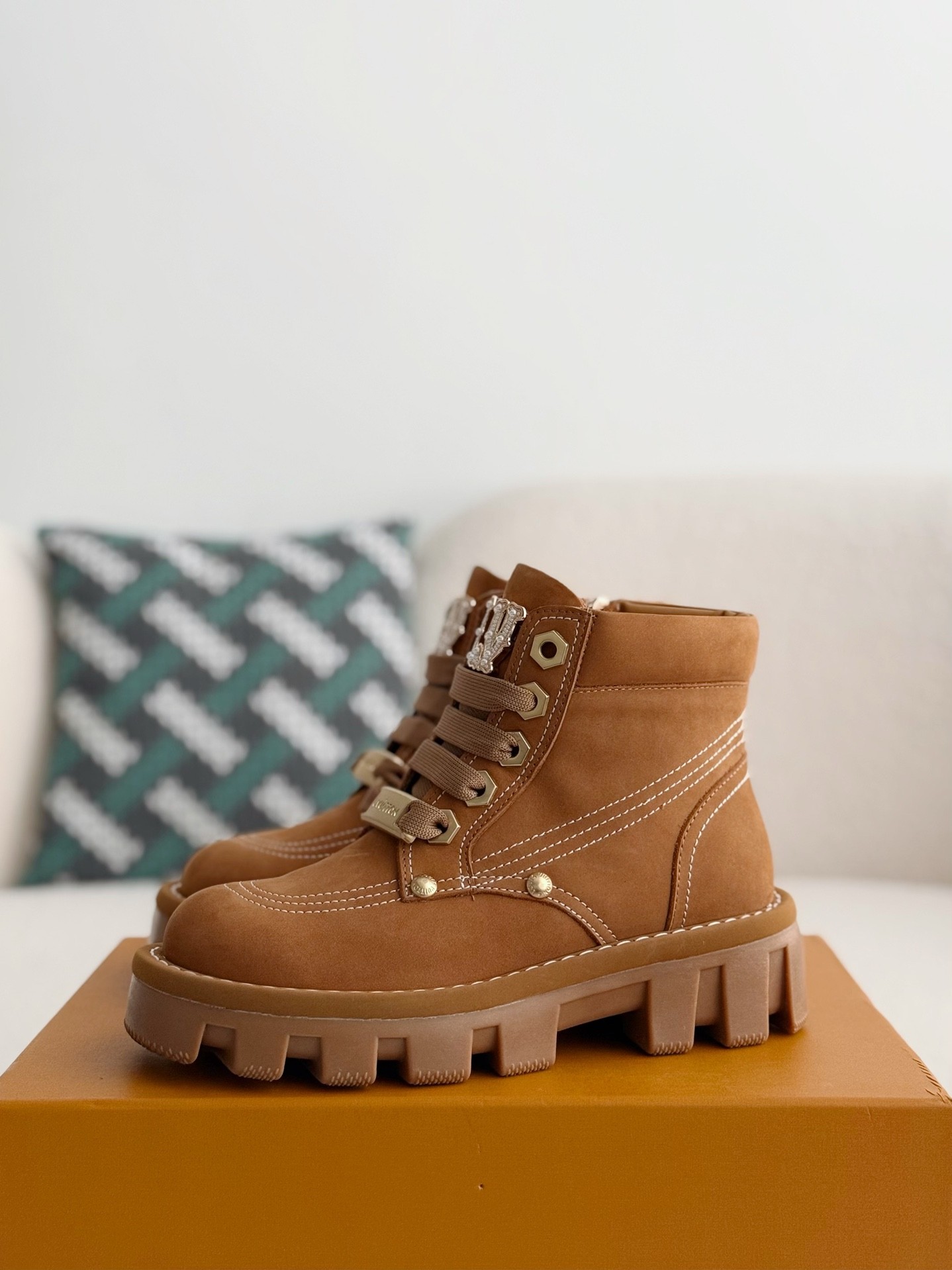 L X V Round toe lace-up boots