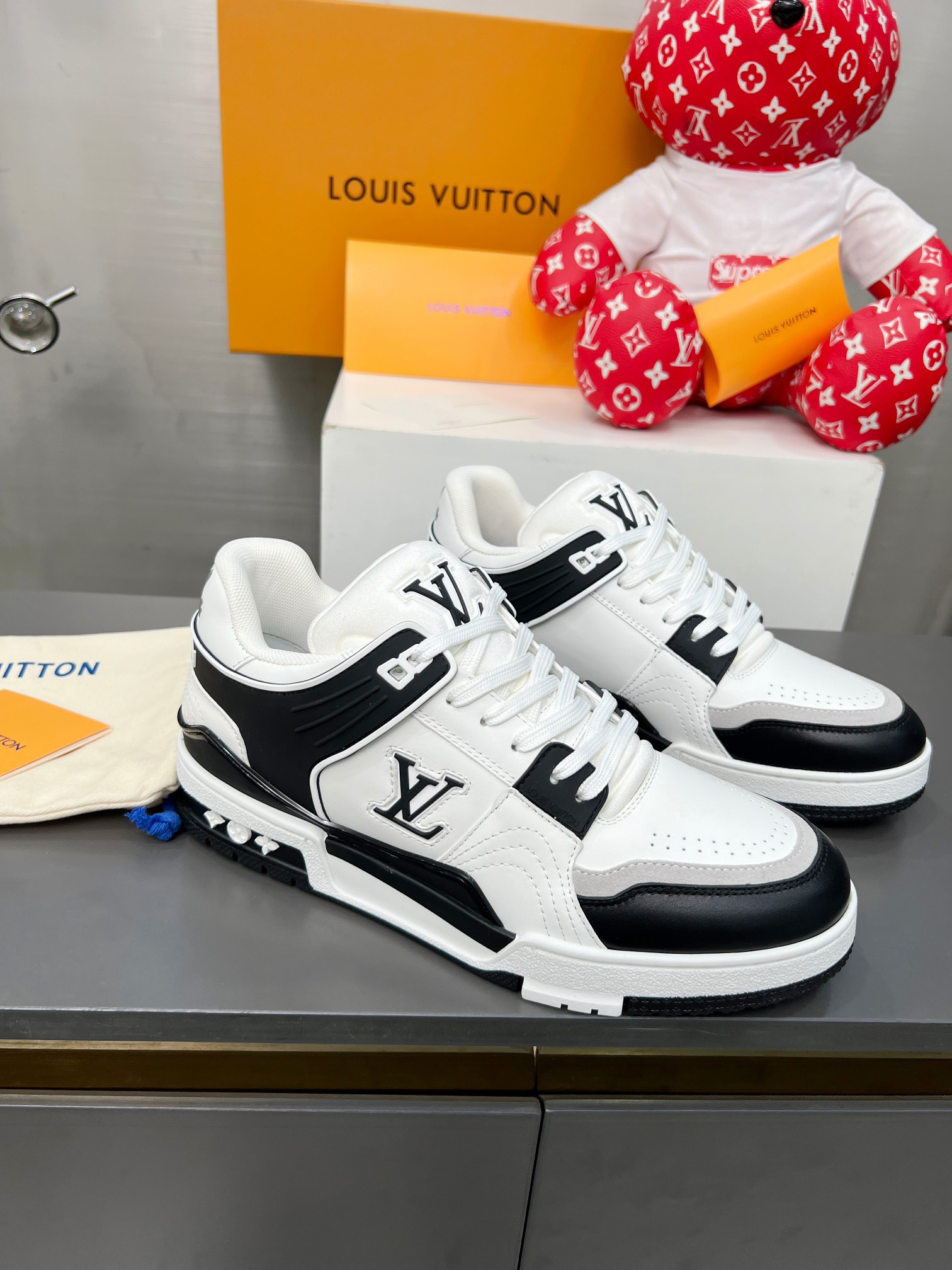 L X V TRAINER