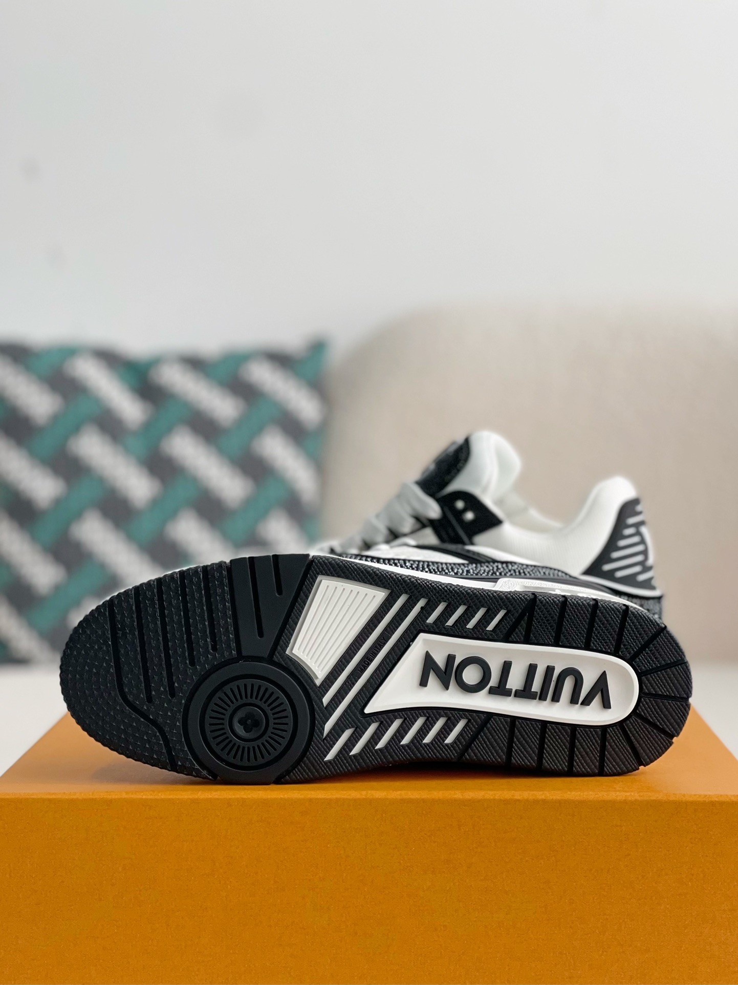 L X V Trainers Sneakers detail 5