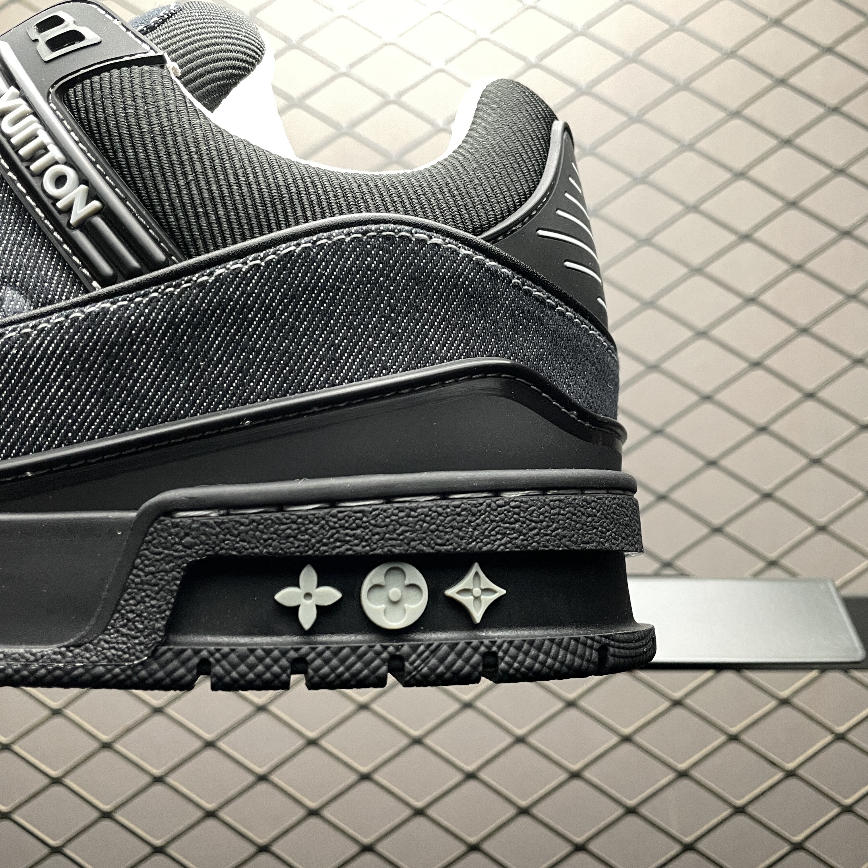 L X V TRAINER detail 7