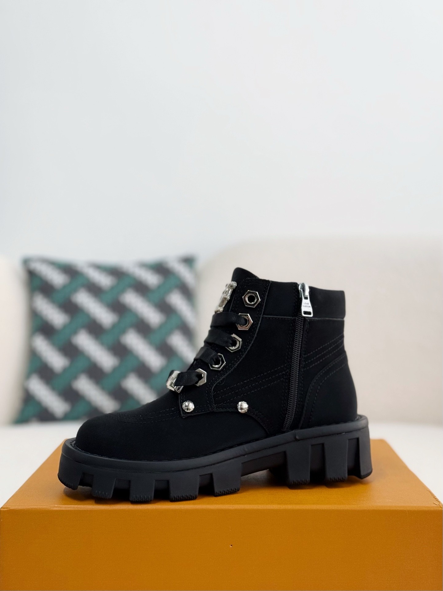 L X V Round toe lace-up boots detail 4