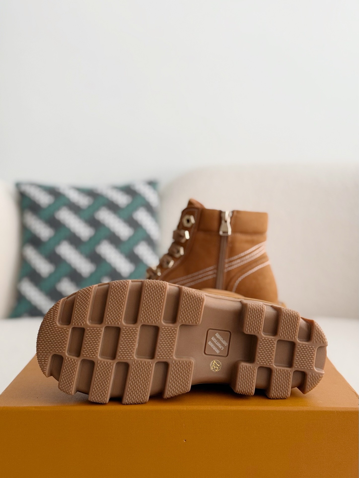 L X V Round toe lace-up boots detail 5