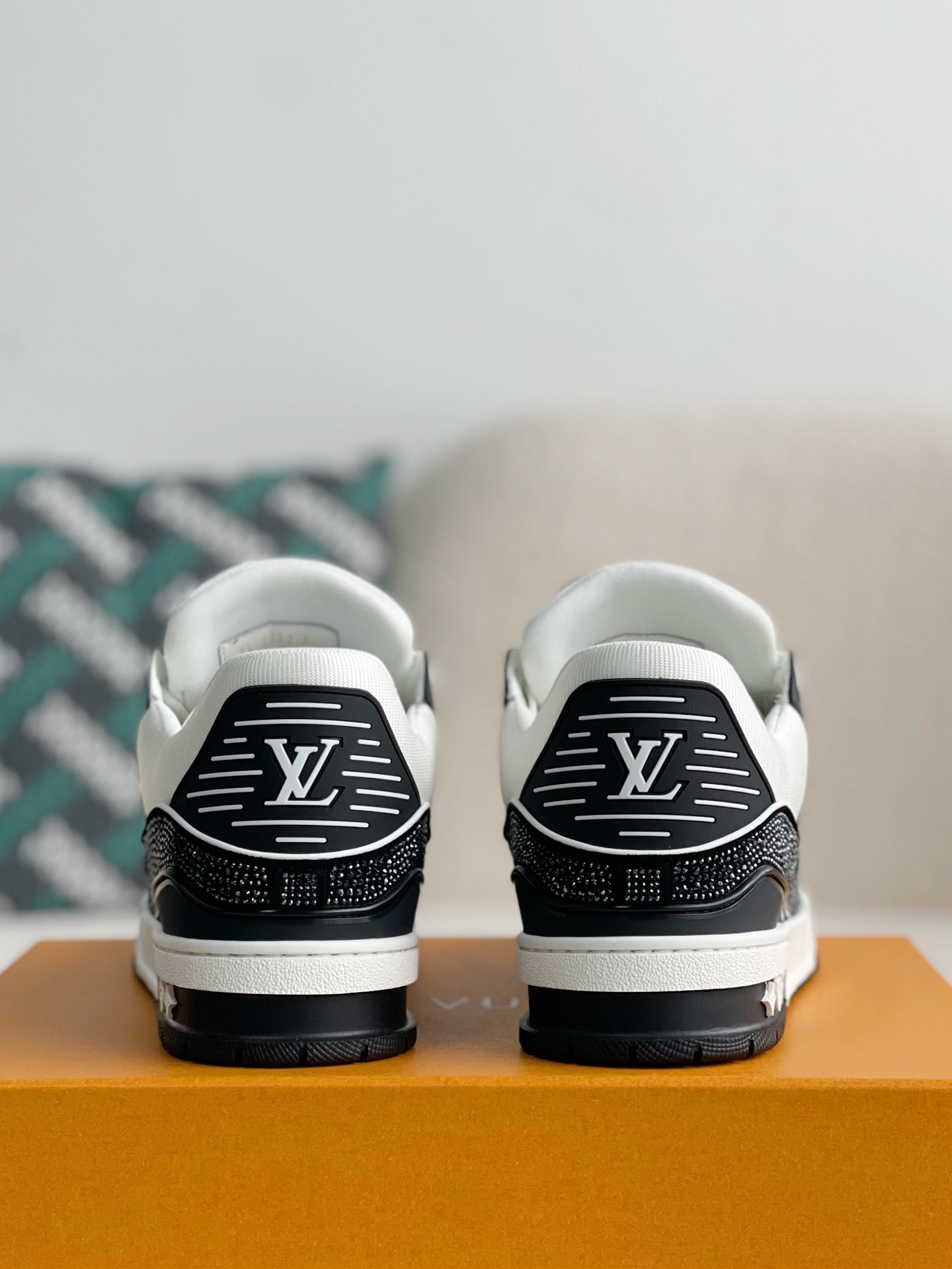 L X V Trainers Sneakers detail 3